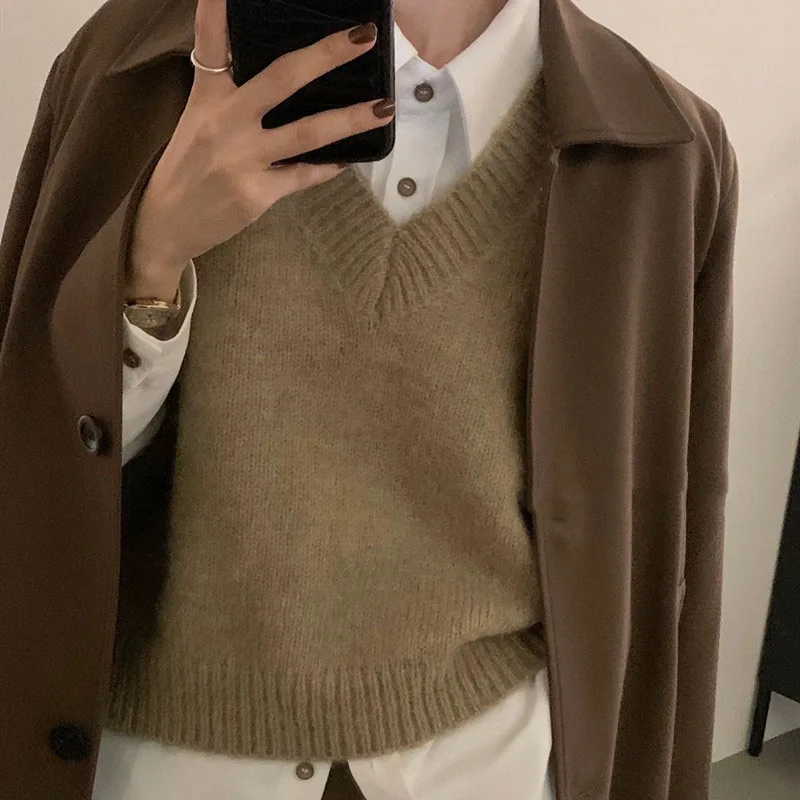 Gilet da donna in maglia grigia con scollo a V caldo e confortevole autunno e inverno, gilet senza maniche alla moda nero semplice e squisito