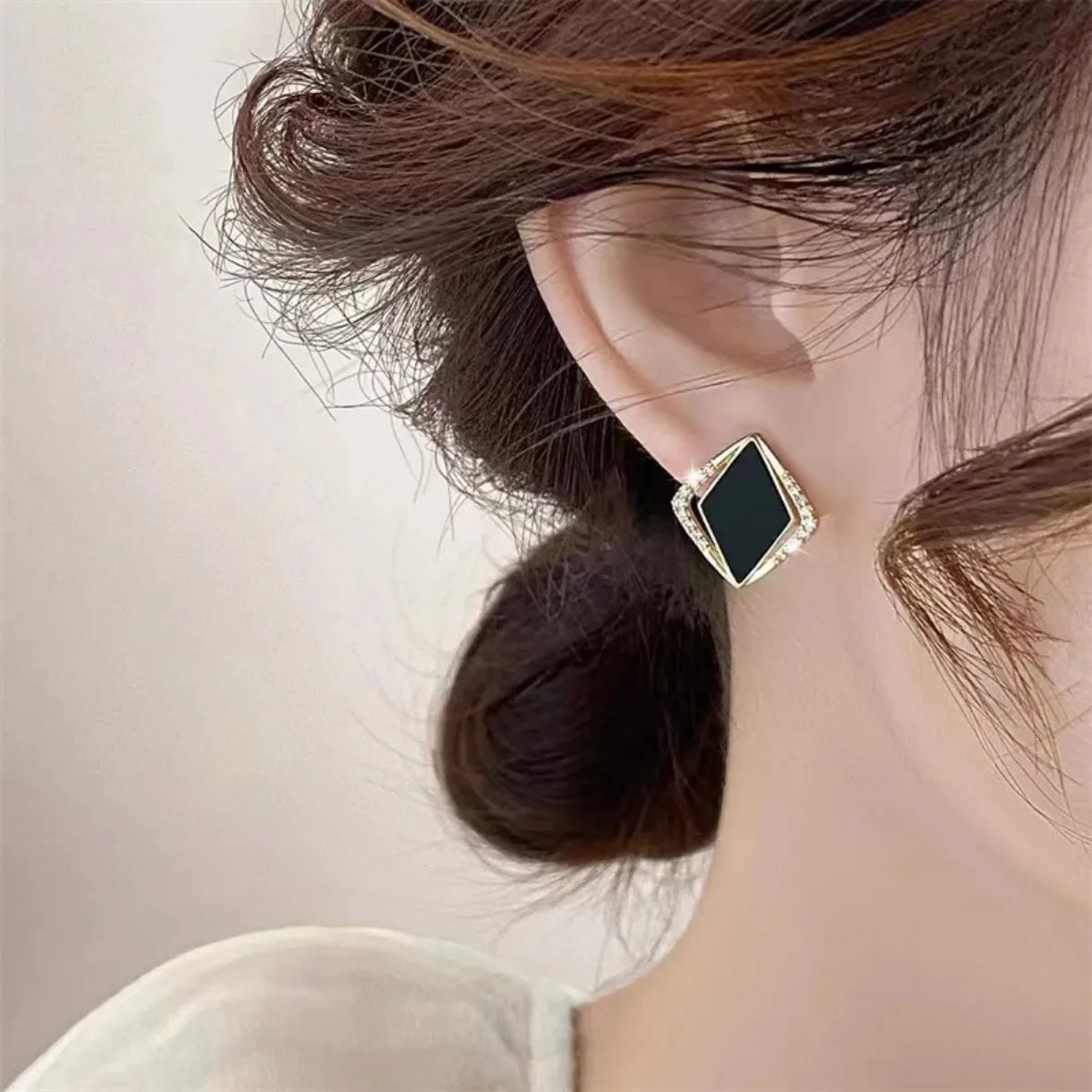 2pc Light Luxury Prismatic Black Diamond Earrings Alloy Material Inset Rhinestone New Women Cold Fashion Personality Exquisite image 5