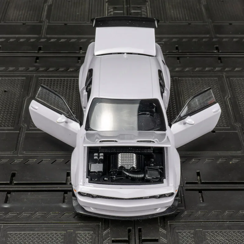 1:32 Dodge Hellcat liga modelo de carro ornamento, portas e capô do motor, porta-malas pode ser aberto, carro de brinquedo para meninos