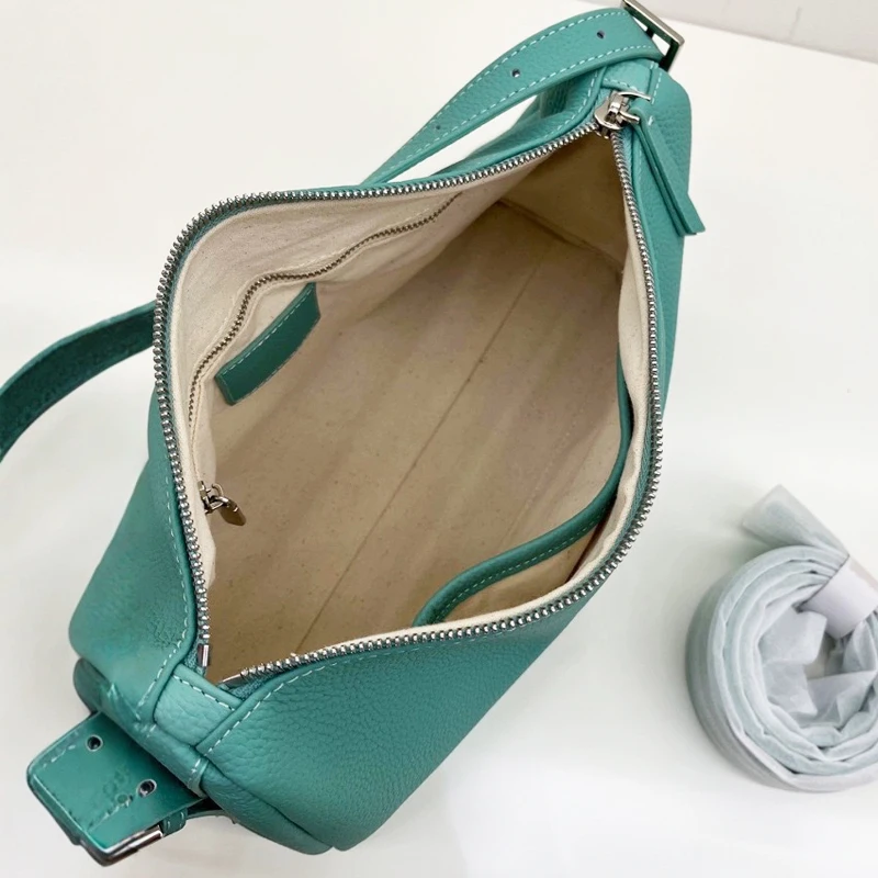 أحرف مخصصة مخصصة مجانية حقائب وسادة جلدية مخصصة للنساء حقائب مصممة مصممة ومحافظ 2025 جديدة في جلد البقر الطبيعي دخن القفل الصغير كيس الكتف الإبط الصغير جودة عالية ًالشحن مجانا وصول الشحن السريع #4