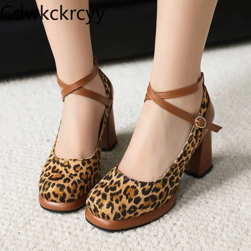 春秋の新スタイルのファッションハイヒールの女性の靴カラーブロックヒョウ柄セクシーなパーティーバックルスクエアヒールの女性の靴