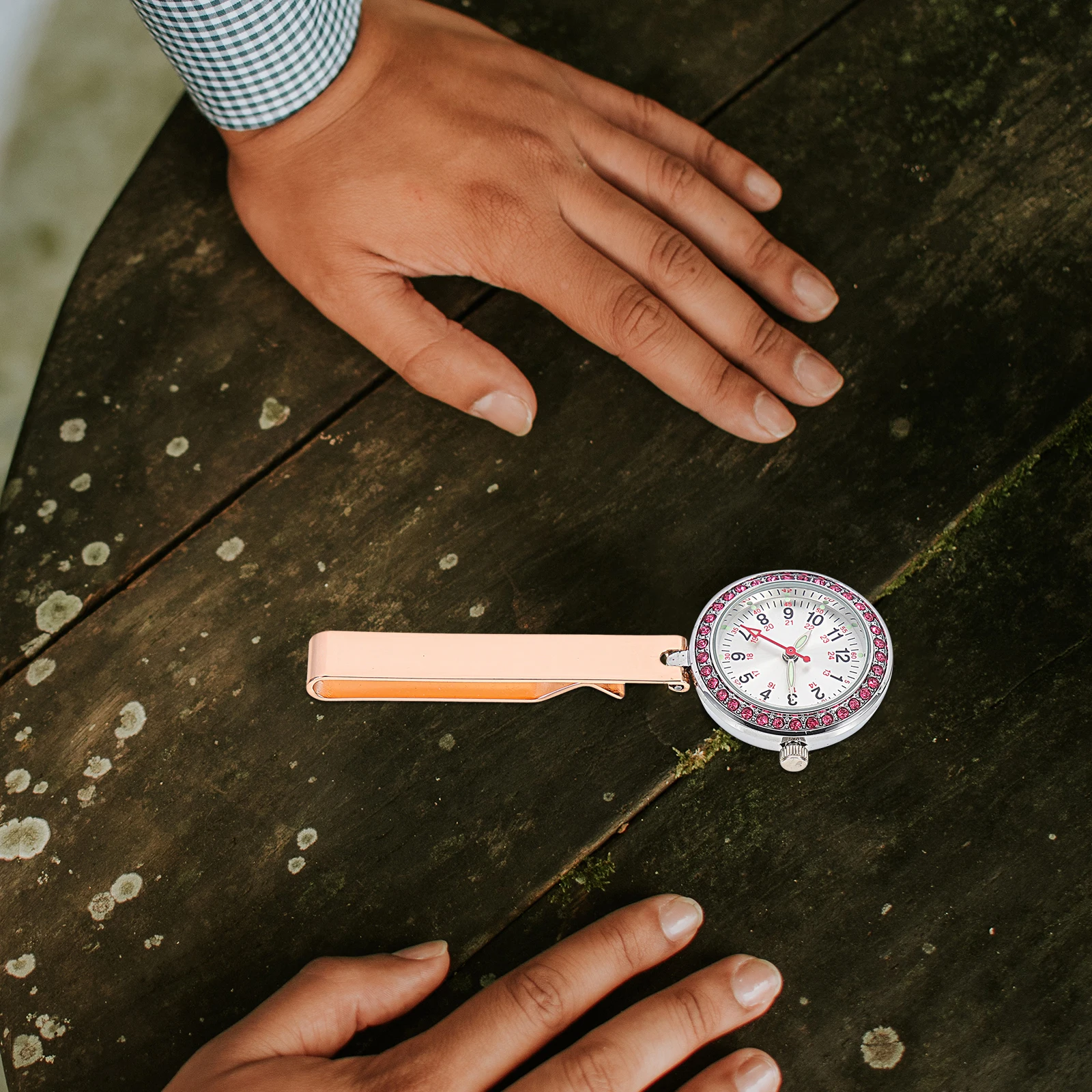 

Cute Golden Clip-on Pocket Durable Alloy Material Glass Lens Hanging Classic Design Safe to Use Nurses Watch Medical Watch