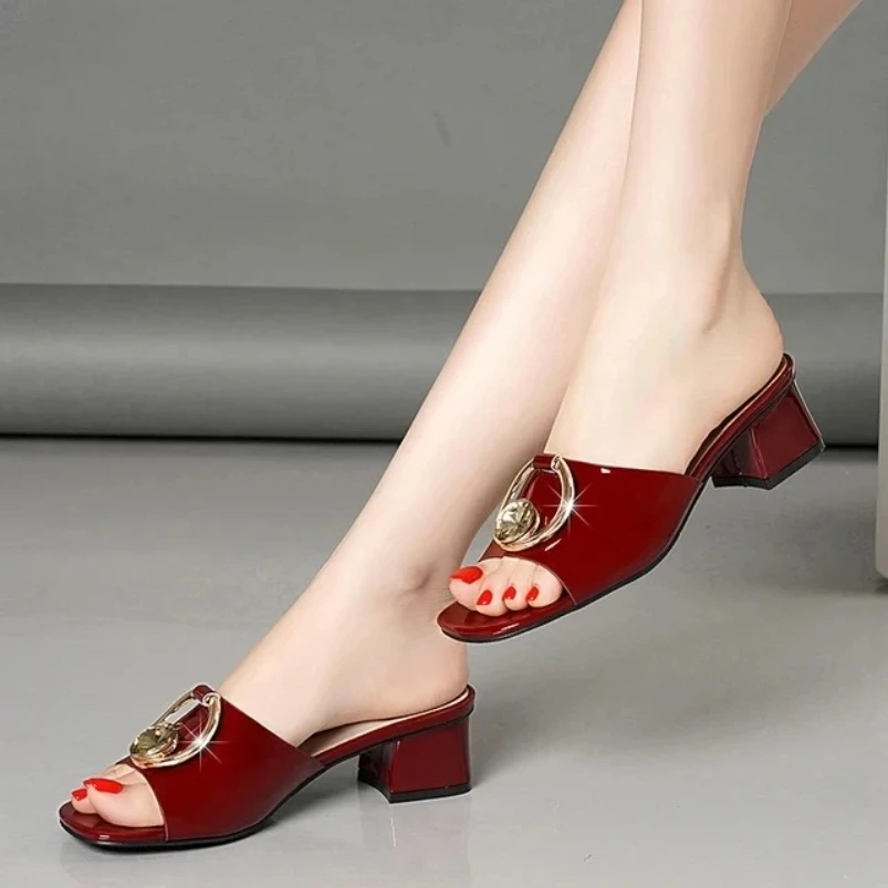 

2025 удобные сандалии из лакированной кожи, большой размер 42, летние женские тапочки на среднем каблуке, элегантные женские тапочки из натуральной кожи