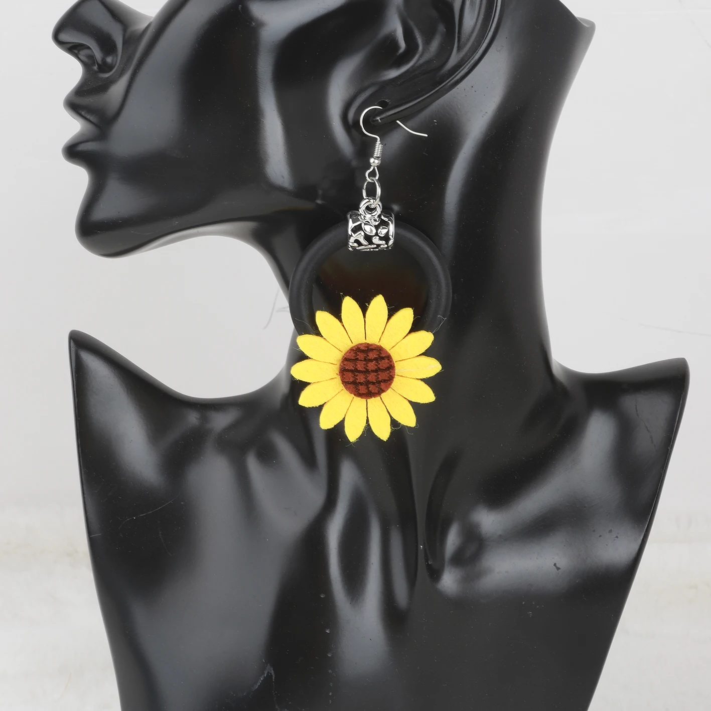 New Boho Style Yellow Daisy Flower Design Black Rubber Earrings Fashionable Metal Ear Hooks Women Retro Earrings Jewelry