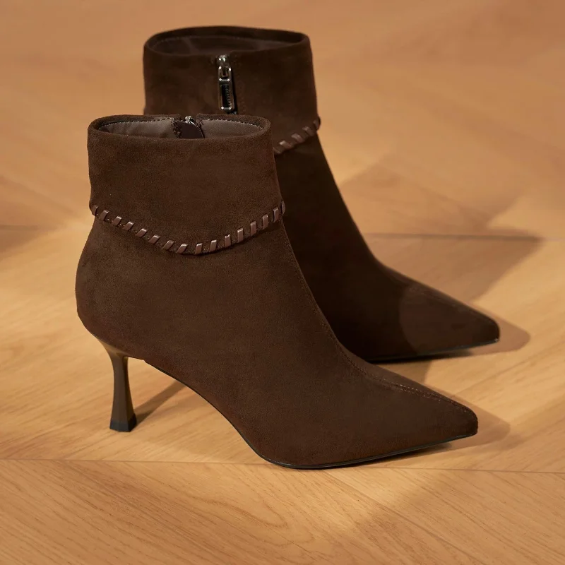 نمط الخريف/الشتاء الجديد من أحذية الكاحل ذات الكعب العالي ذات الحواف المدببة ذات الكعب العالي هو حذاء أنيق ومتعدد الاستخدامات