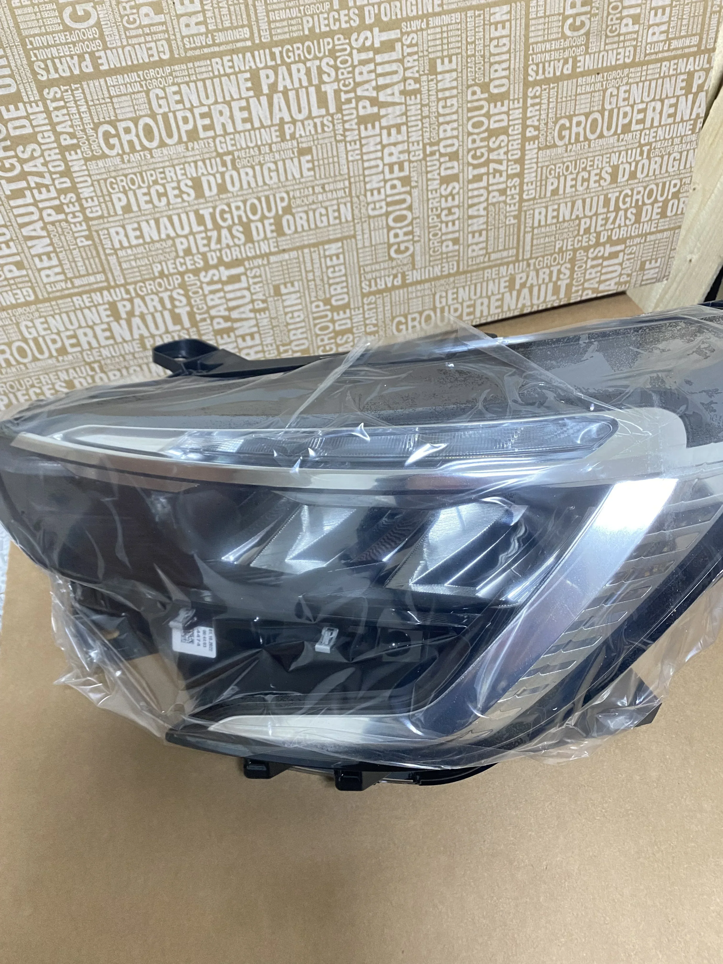 

2025/LEFT VEHICLE HEADLAMP CL- V 260609987R