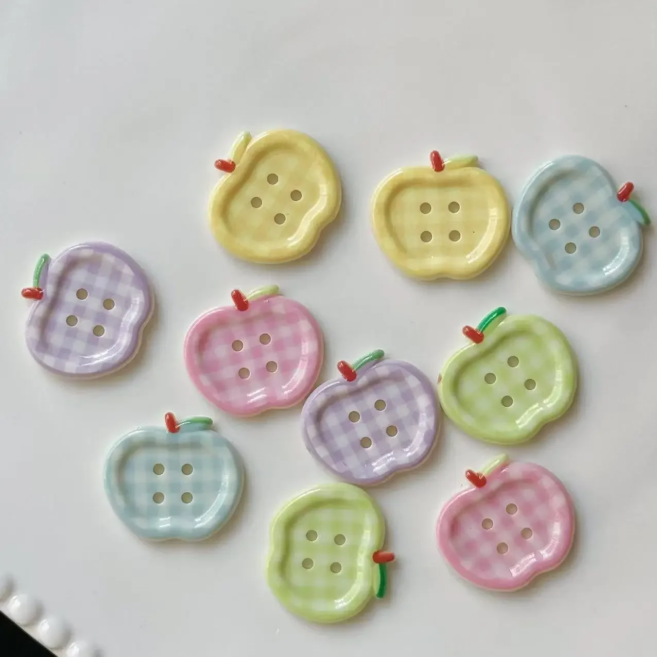 10Pcs INS Cute Little Fresh Plaid Apple Button Sweet Girl Skirt Sweter Płaszcz DIY Deco Odzież Damska Akcesoria Do Szycia
