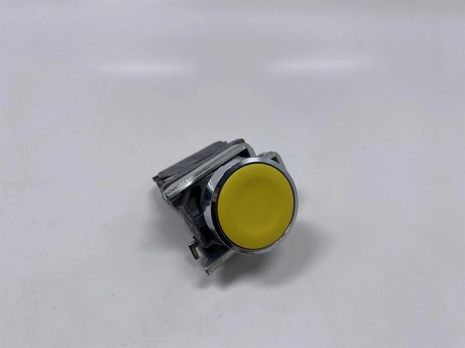 XB4BA51 = ZB4BZ101+ ZB4BA5 Push button