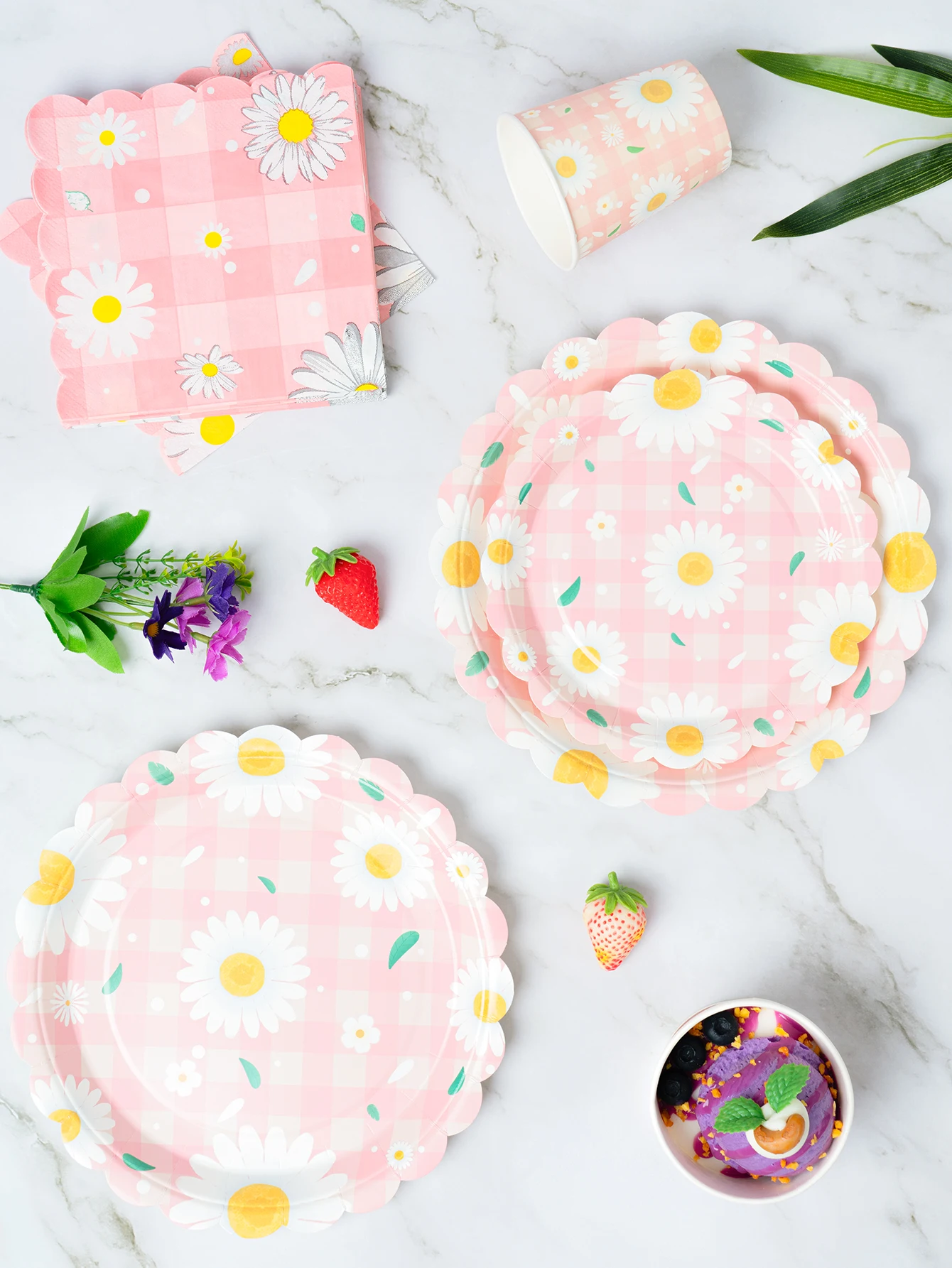 50Pcs Pink Checkered Daisy Patterned Disposable Plates Convenient and Elegant Kitchen Tableware No Washing Required