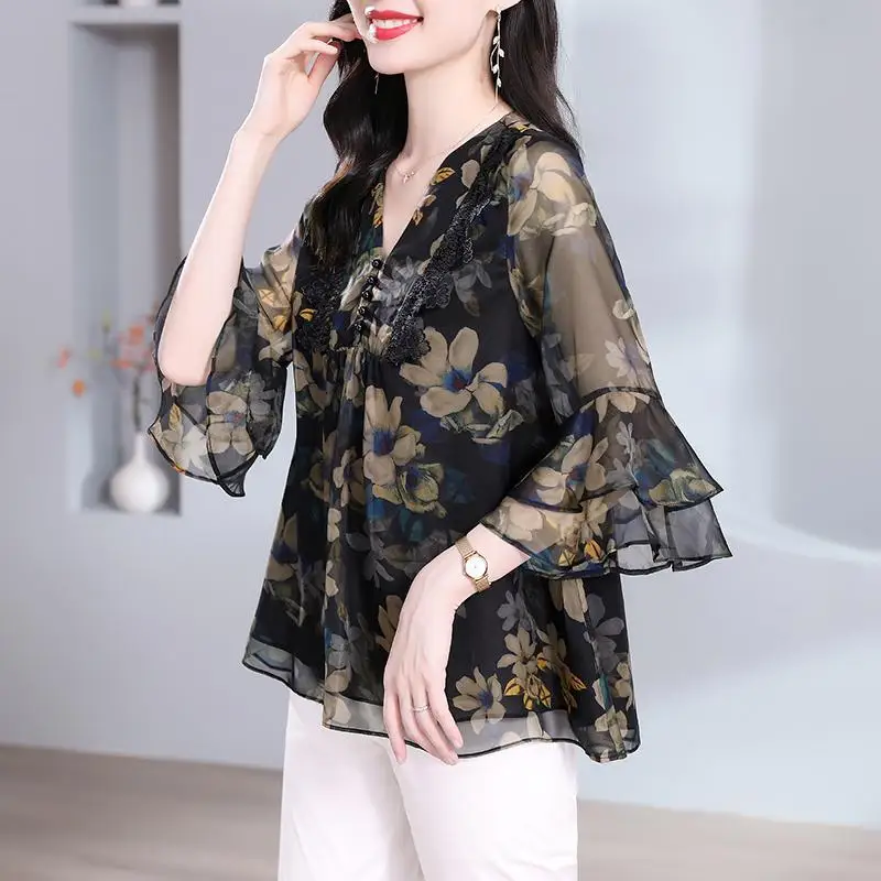 Koreanische gebrochene Blumen Hemd Damen bekleidung schicke Spitze Patchwork elegante V-Ausschnitt Sommer Rüschen halbe Ärmel lässig lose Bluse