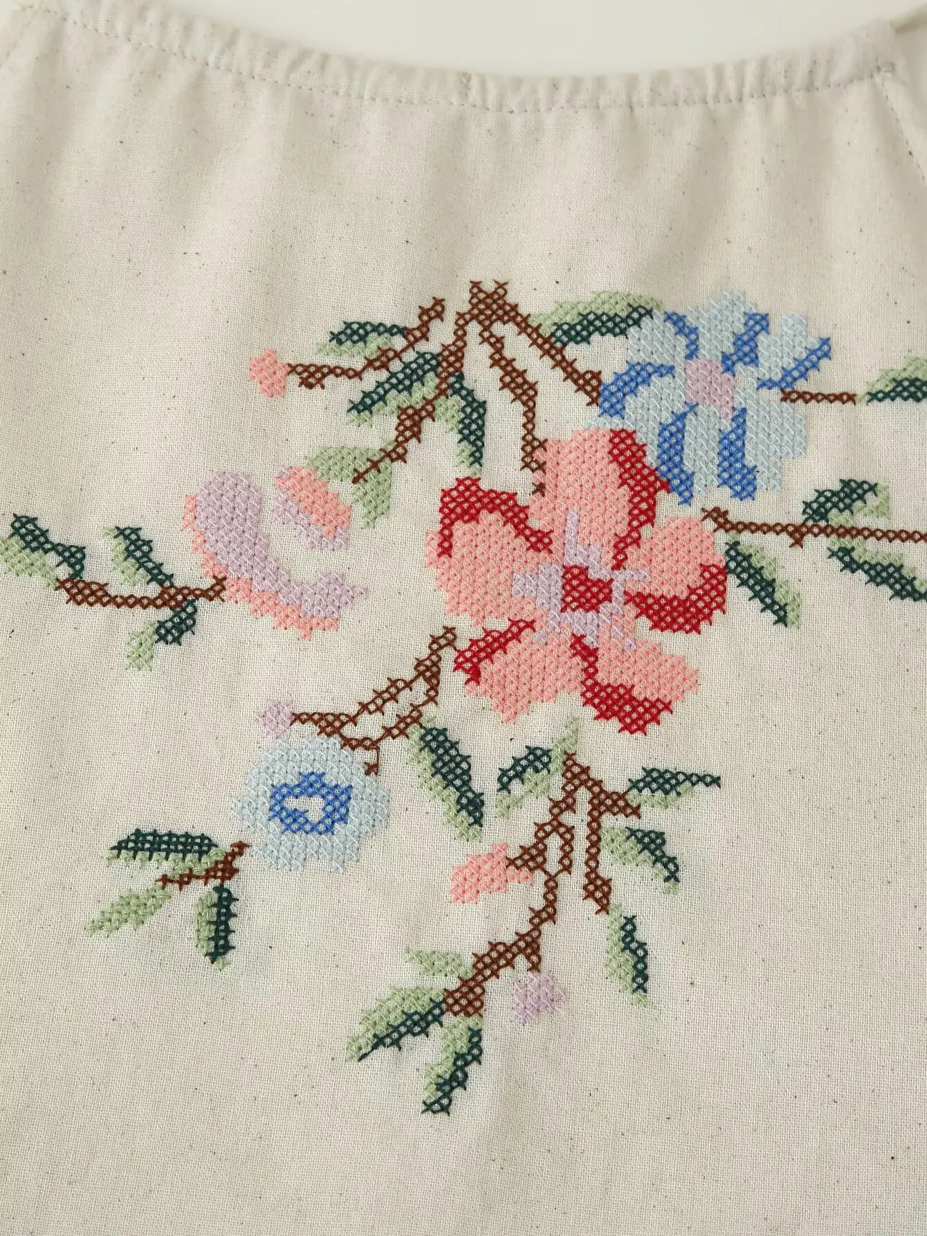 Nieuwe zomercollectie Damesmode Casual Veelzijdige Vintage Halter Hals Bloemen Geborduurde Top met Stropdas aan de achterkant