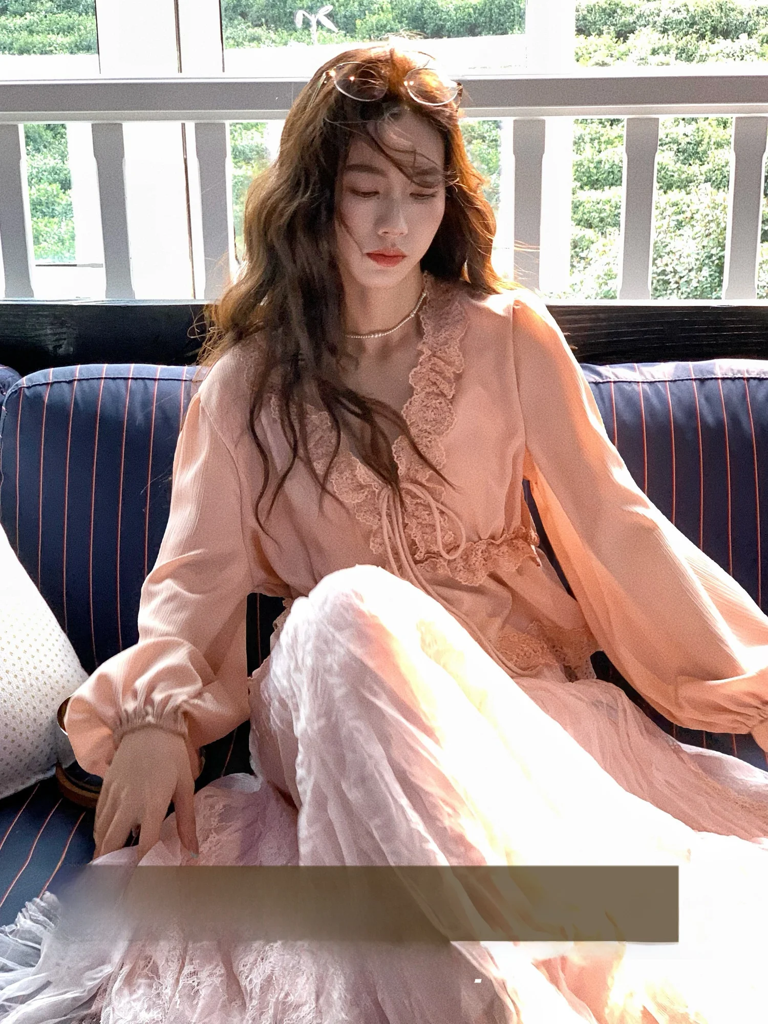 

Женская рубашка в романтическом стиле с кружевной отделкой, V-образным вырезом, рукавами-фонариками, легкая, дышащая, солнцезащитная, модная, элегантная