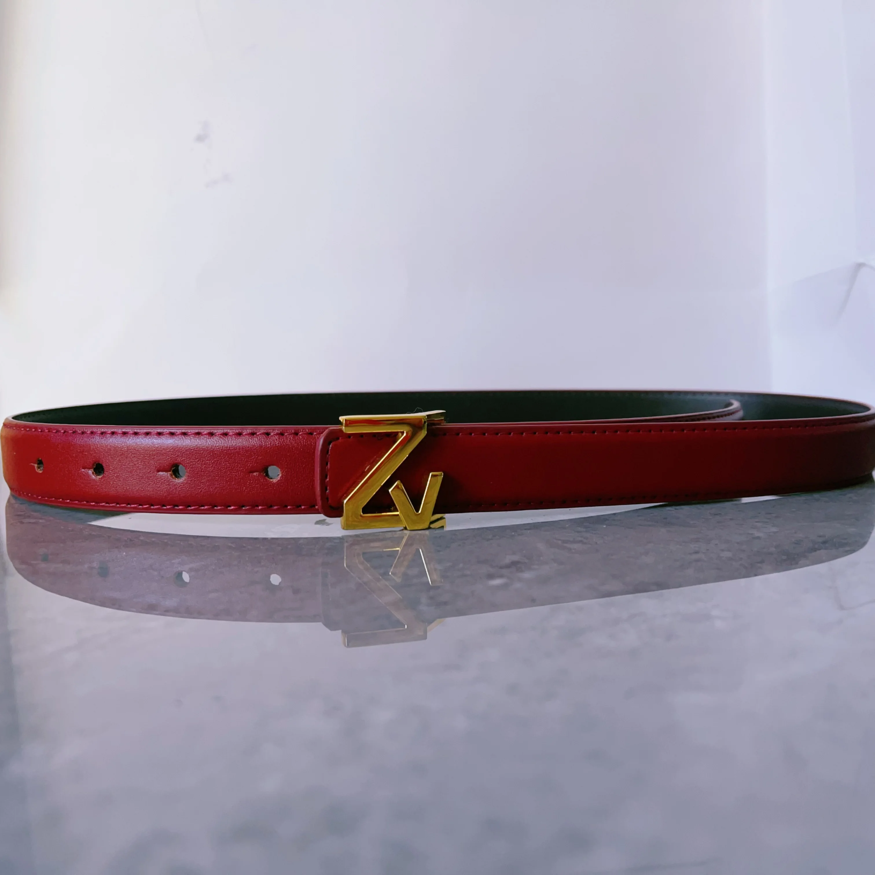 Um cinto de alta kvalitet para use na moda feminina، uma خمسة دي أورو دي ألتا كودة فيليه بارفيتا بار كومبينار فيستدوس دي