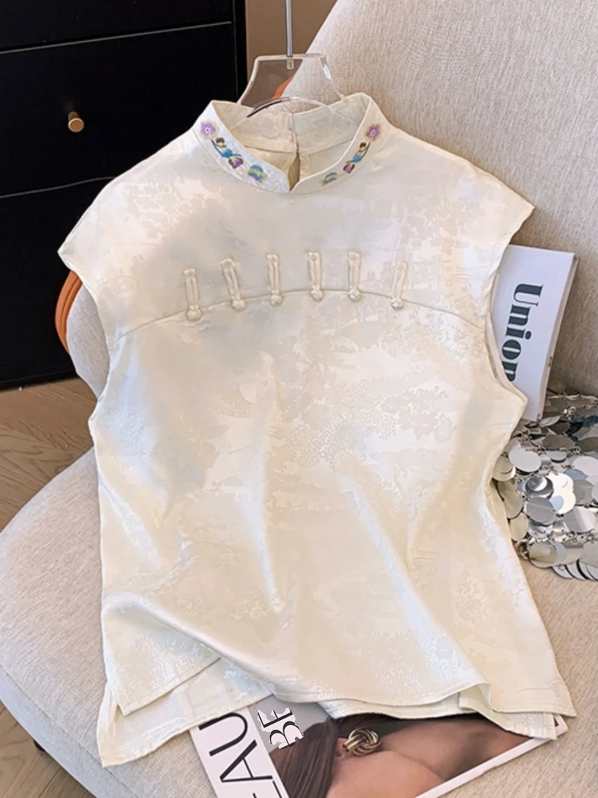 

Elegant New Chinese Style Sleeveless Button-Up Satin Shirt Stand Collar Women's Summer Fashionable Qipao Top Pear Body Type
