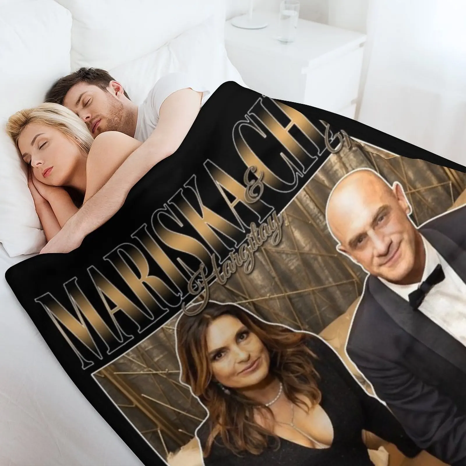 ماريسكا هارجيتاي وكريس ميلوني كريسكا في إيميس المجلد 2 90s مستوحاة من بطانيات رمي وبطانيات أطفال