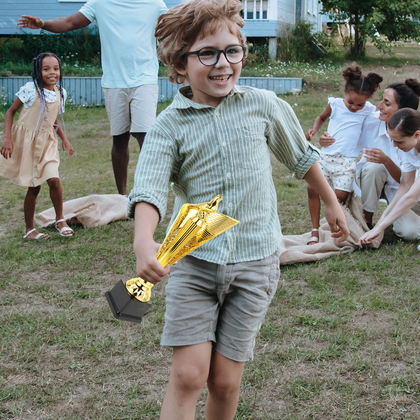 

Кубок «Голубь»: Изысканная награда для студентов на спортивных соревнованиях, танцевальных, музыкальных и поэтических конкурсах, а также для победителей гонок на голубях.