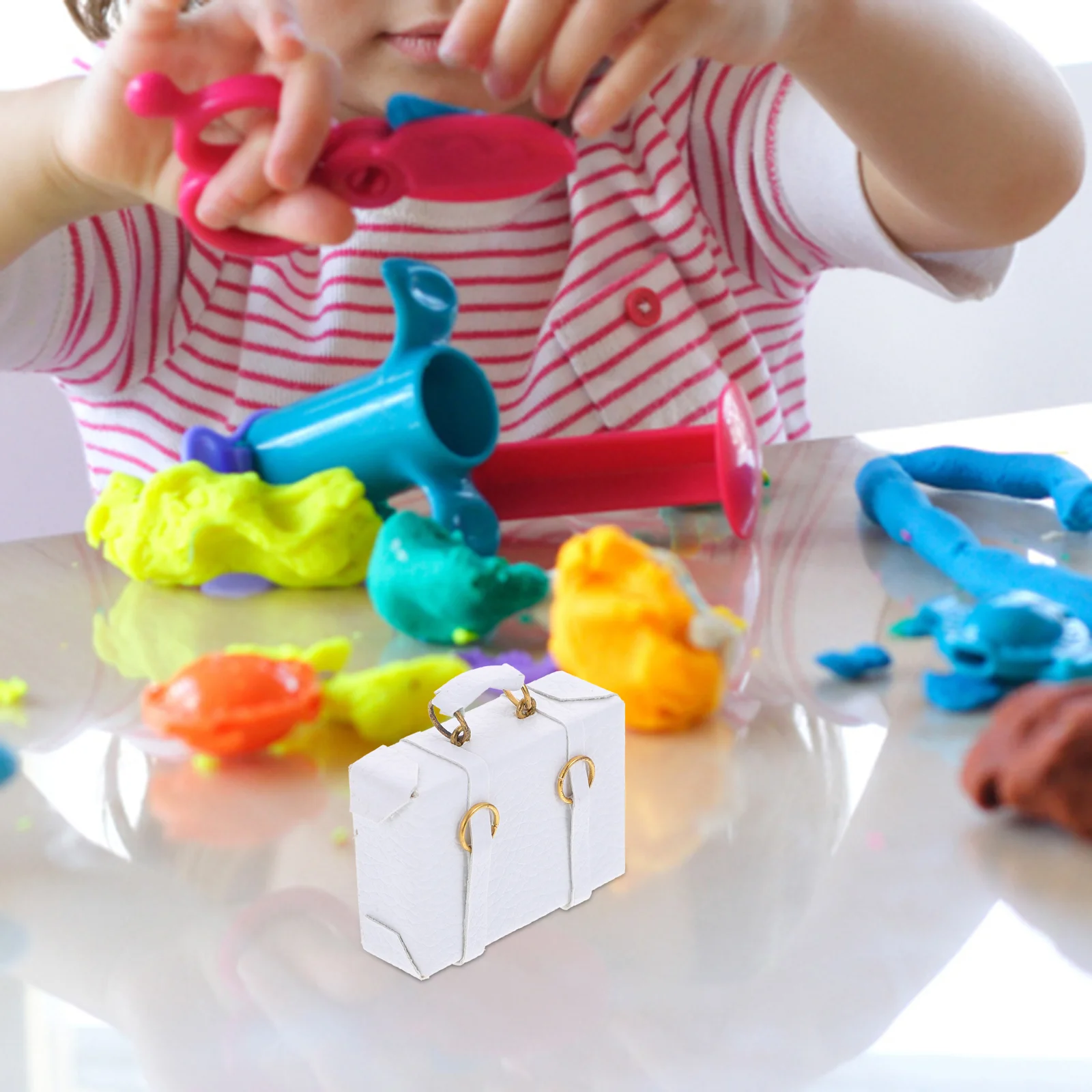 Harde koffer miniatuur poppenhuis kinderspeelgoed decor versieren kinderen wit sieren micro scène