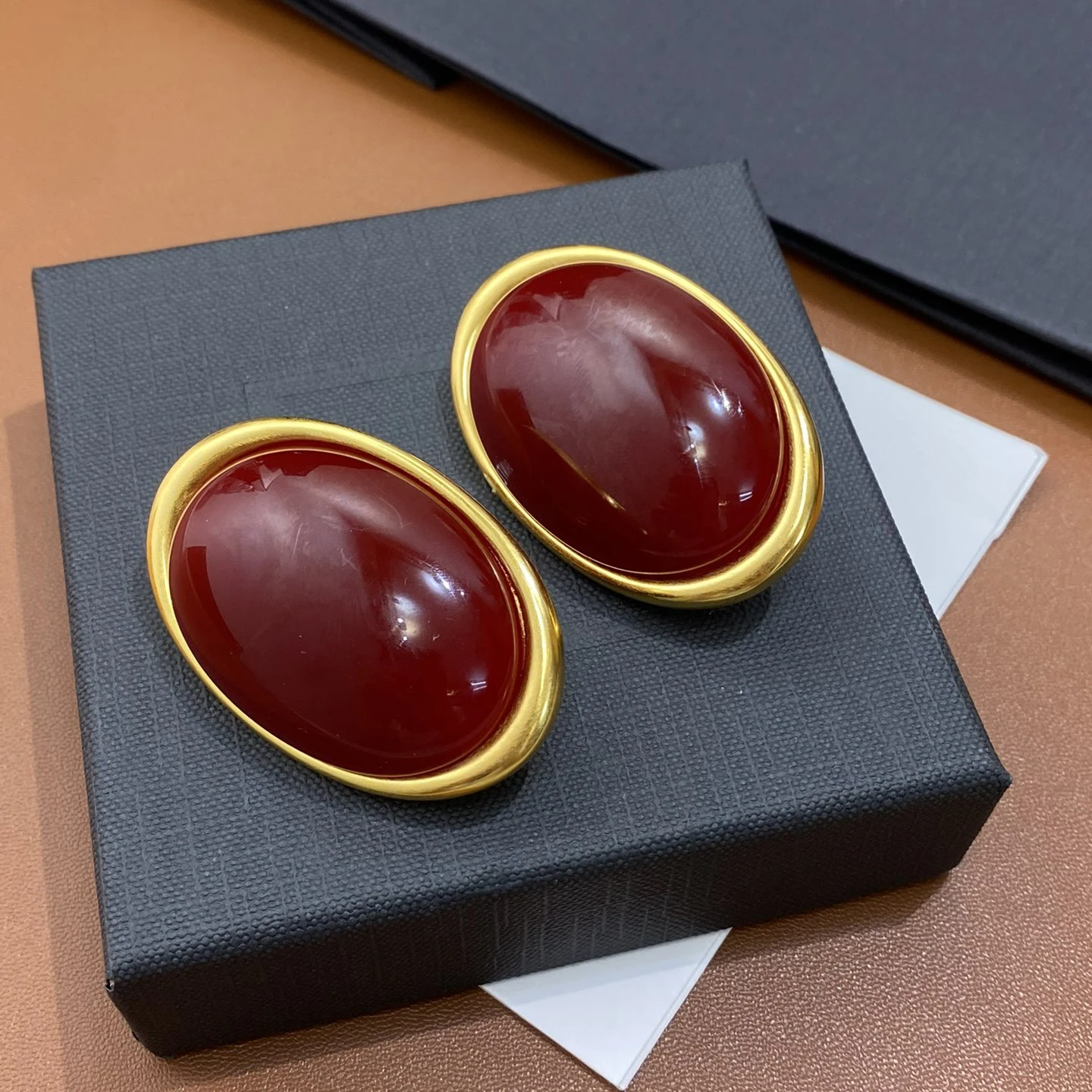 حار مصمم النحاس مطلي الذهب البيضاوي الأحمر الأذن كليب الأقراط الكبيرة النساء أعلى جودة أوروبا المجوهرات الفاخرة الاتجاه