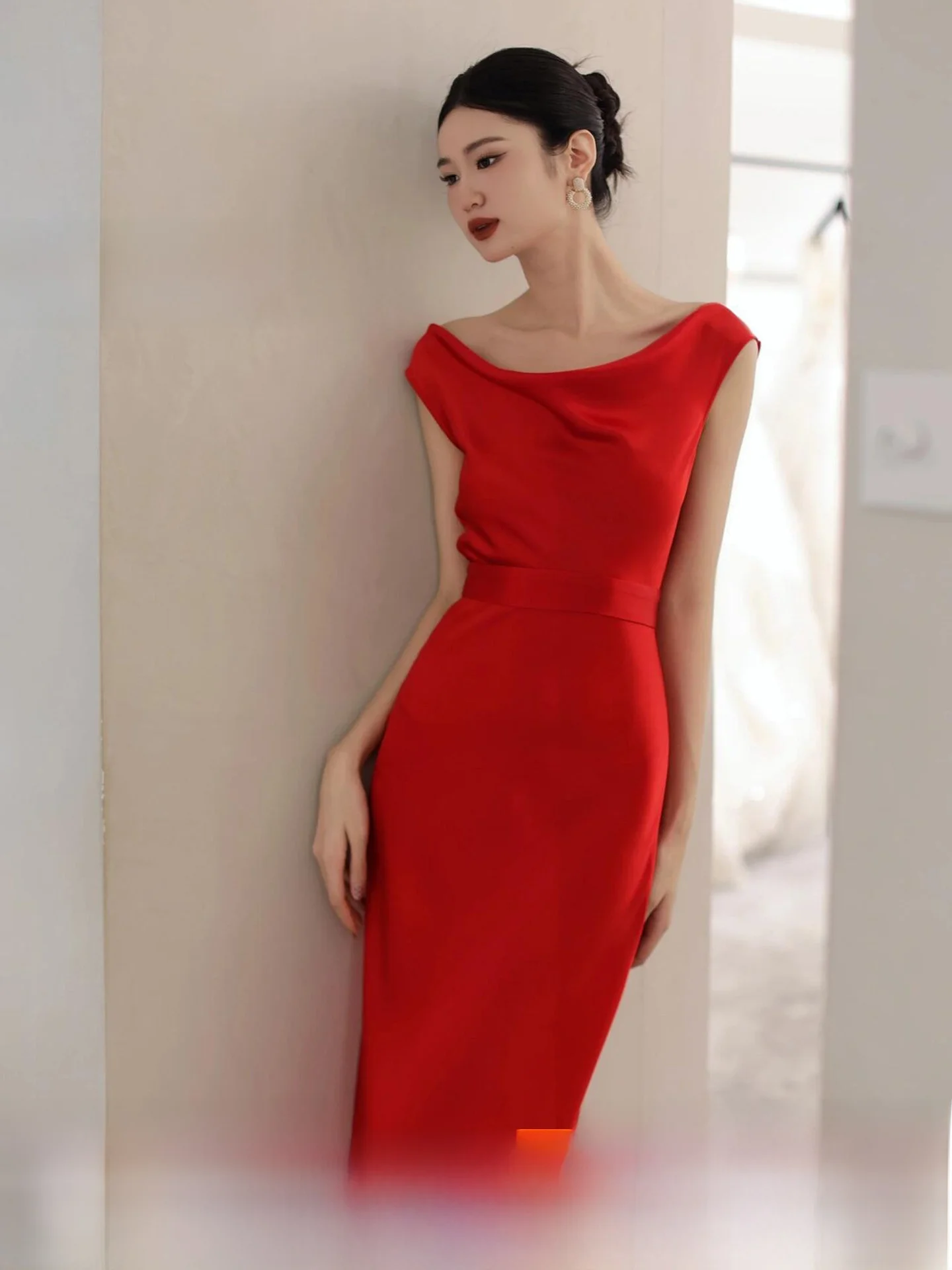 

Red Satin Wedding Dress Vintage Style Bridal Gown for Engagement And Wedding Rehearsal Long Evening Gown with Zipper