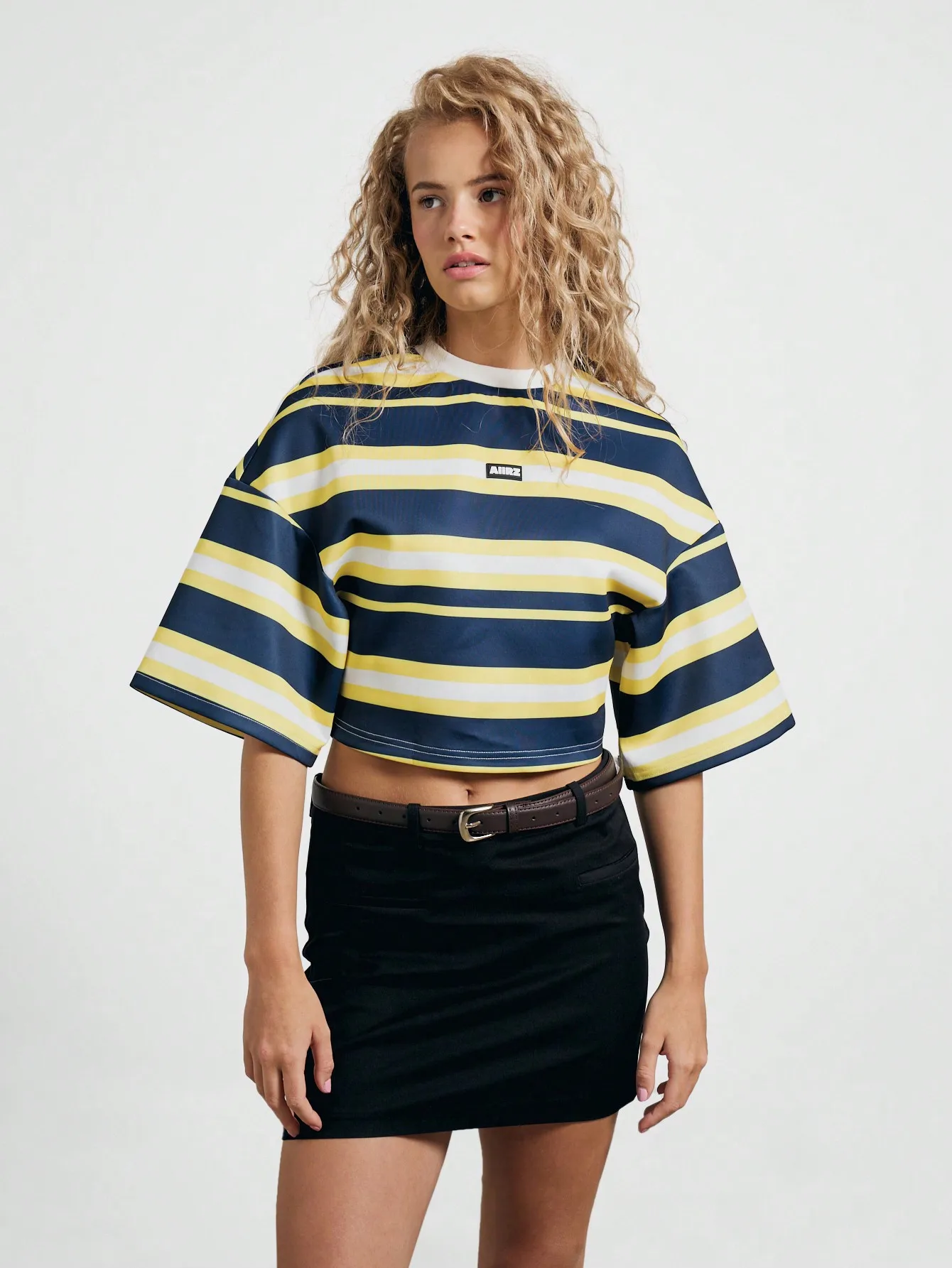 

Полосатая укороченная футболка оверсайз со спущенным плечом и логотипом, темно-синяя, желто-белая, повседневный летний топ