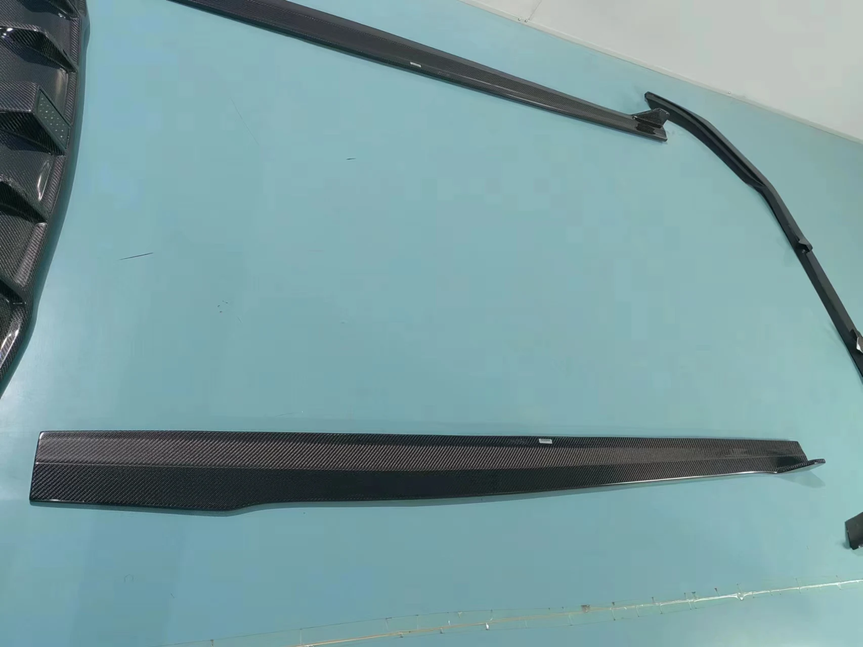 أعلى المواد ألياف الكربون الجبهة الشفاه التنانير الجانبية الناشر الخلفي مصدات السيارة ل Rs3 8 فولت 2017-2019