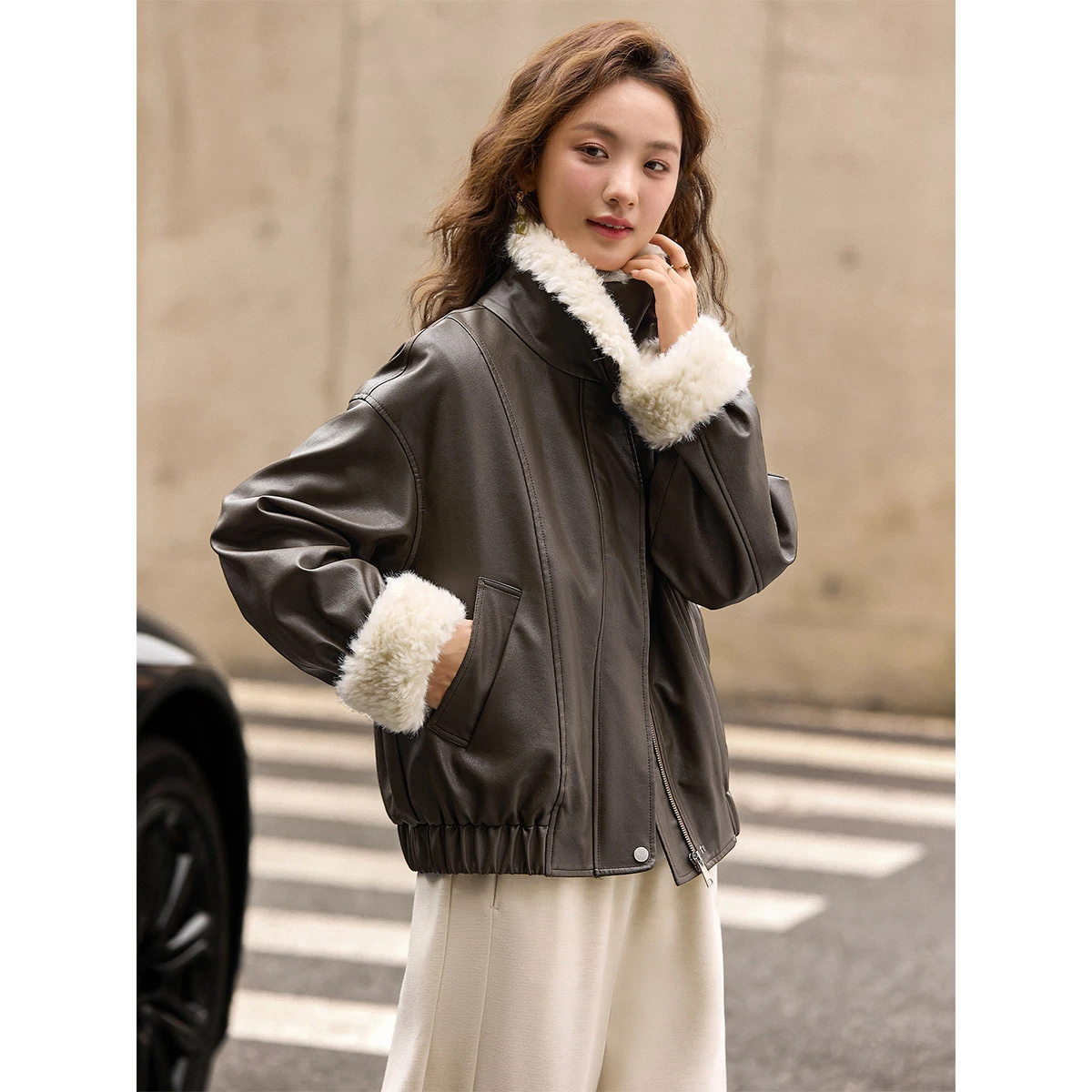 Kurtka damska VIMLY ze sztucznej skóry 2025 z pluszowym kołnierzem i mankietami, wiatroodporna kurtka motocyklowa, pikowana kurtka zimowa damska w kolorze kawowym, krótka, model 30556