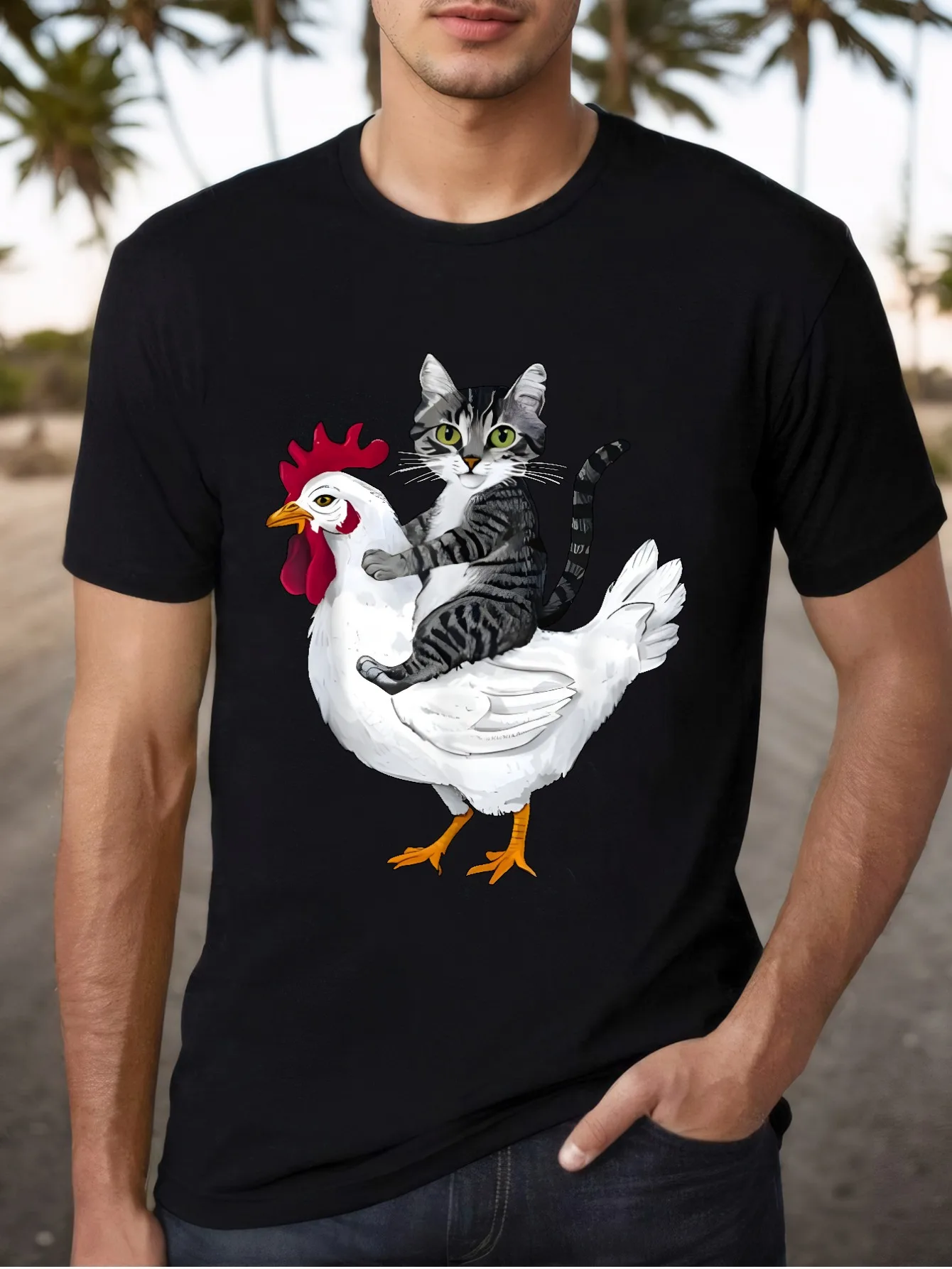 تي شيرت مثير للاهتمام بأكمام قصيرة يتميز بقطة وركوب الدراجات على شكل دجاجة. القطة الرمادية تجلس بهدوء على ظهر الدجاج #1