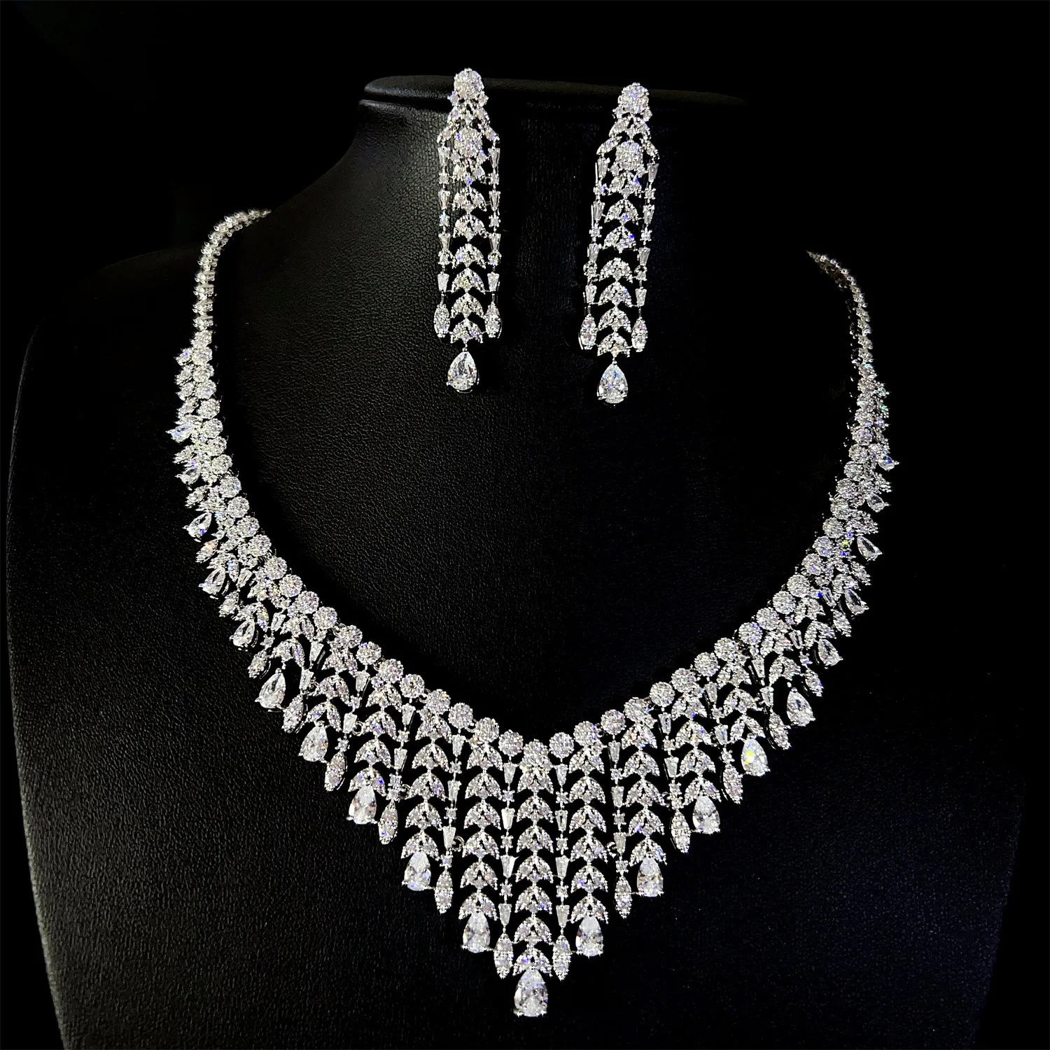 

Luxurious glittering sliver color set necklace earrings women dress decorative jewelry for Dubai prom wedding gift M-815