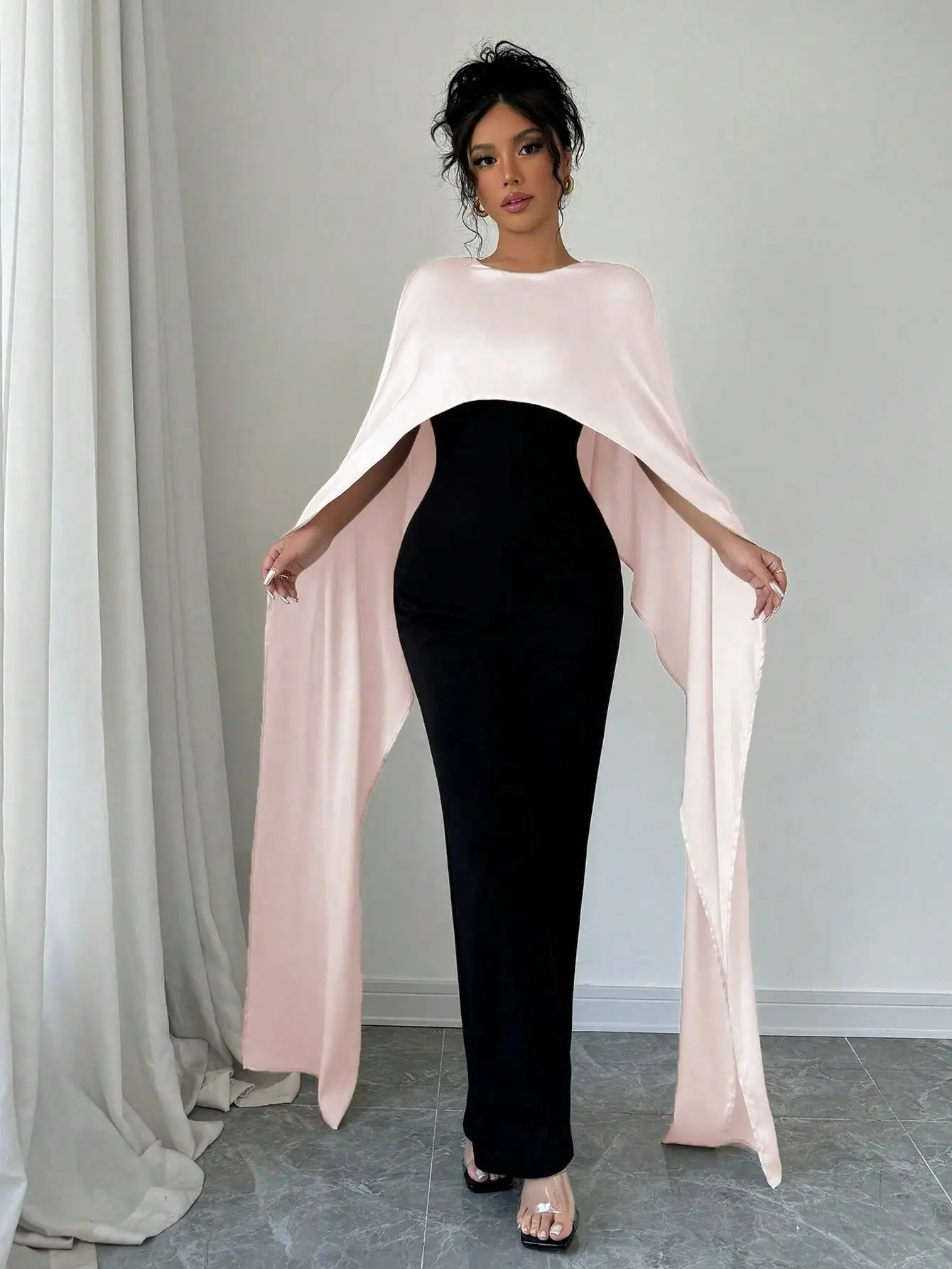 Bella mantello finto in due pezzi alla moda, tessuto attillato impiombato ​ ​ Salto da donna autunno e inverno con collo rotondo e spacco in colore a contrasto