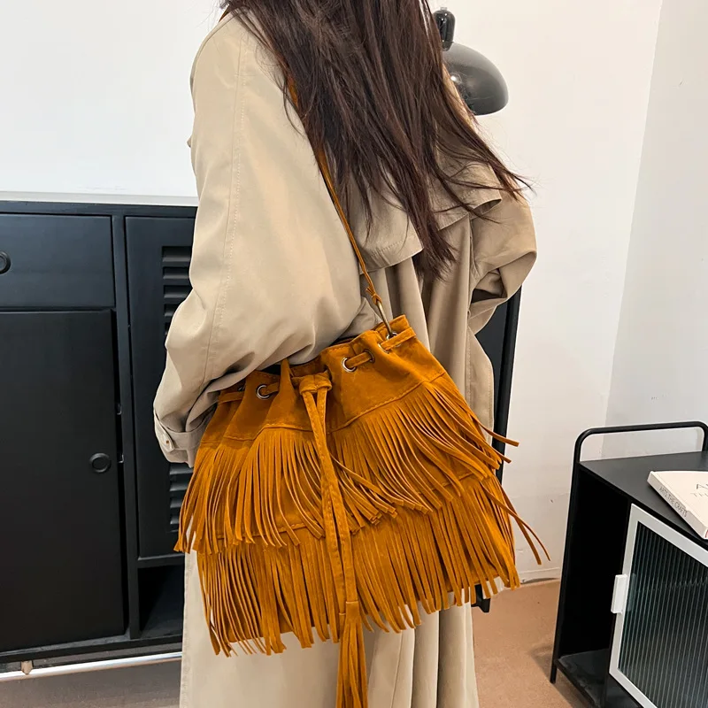 Fashion Retro Faux Suede Fringe Women Messenger Bags Tote New Handbag Tassel Shoulder Handbags Crossbody Bag Tassel Bucket 2025