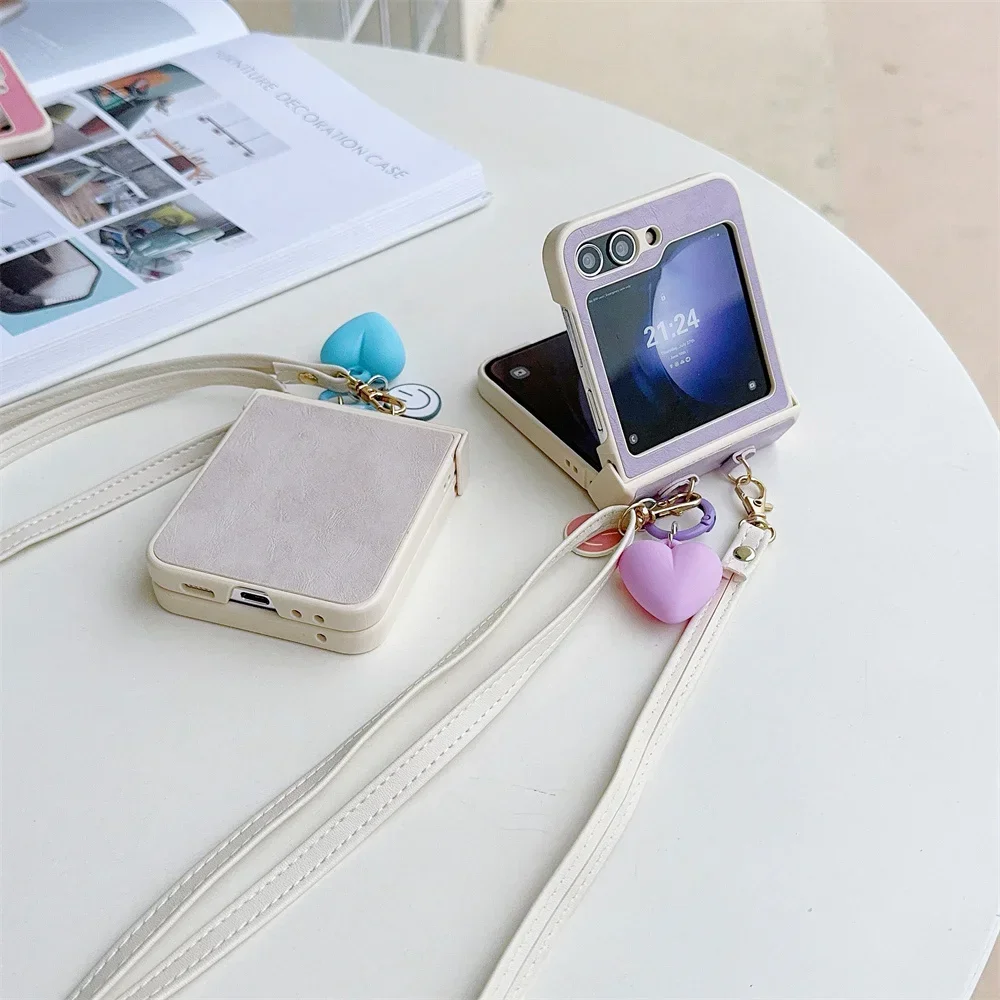 Skórzane etui na telefon Crossbody Love Pendant do Samsung Galaxy Z Flip 6 5 4 3 Flip5 Flip4 Flip3 5G Ochronne, wstrząsoodporne etui