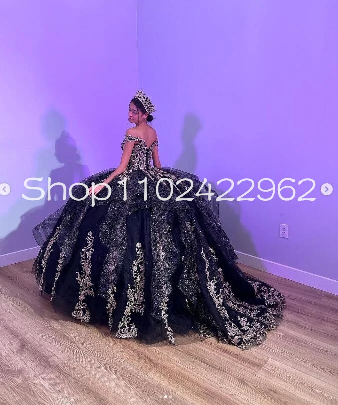 فستان Quinceanera مكشوف الكتفين للفتيات ، فستان الأميرة الأسود ، تنورة الكشكشة ، مشد مزين بالدانتيل ، ثوب حفلة موسيقية