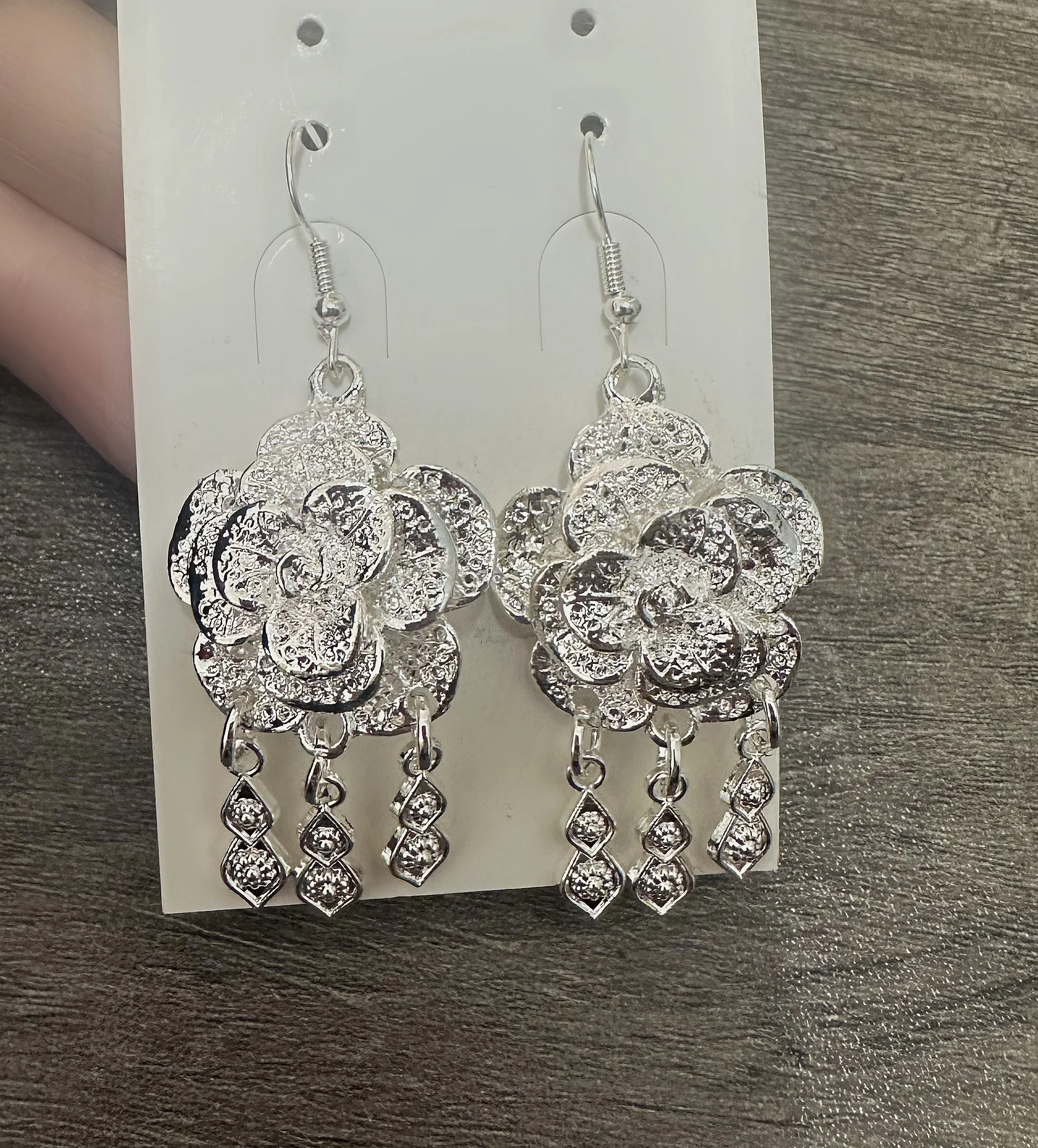 

2024 New Metal Flower Pattern Literary Retro Ethnic Style Women's Earrings Jewelry Party Gifts