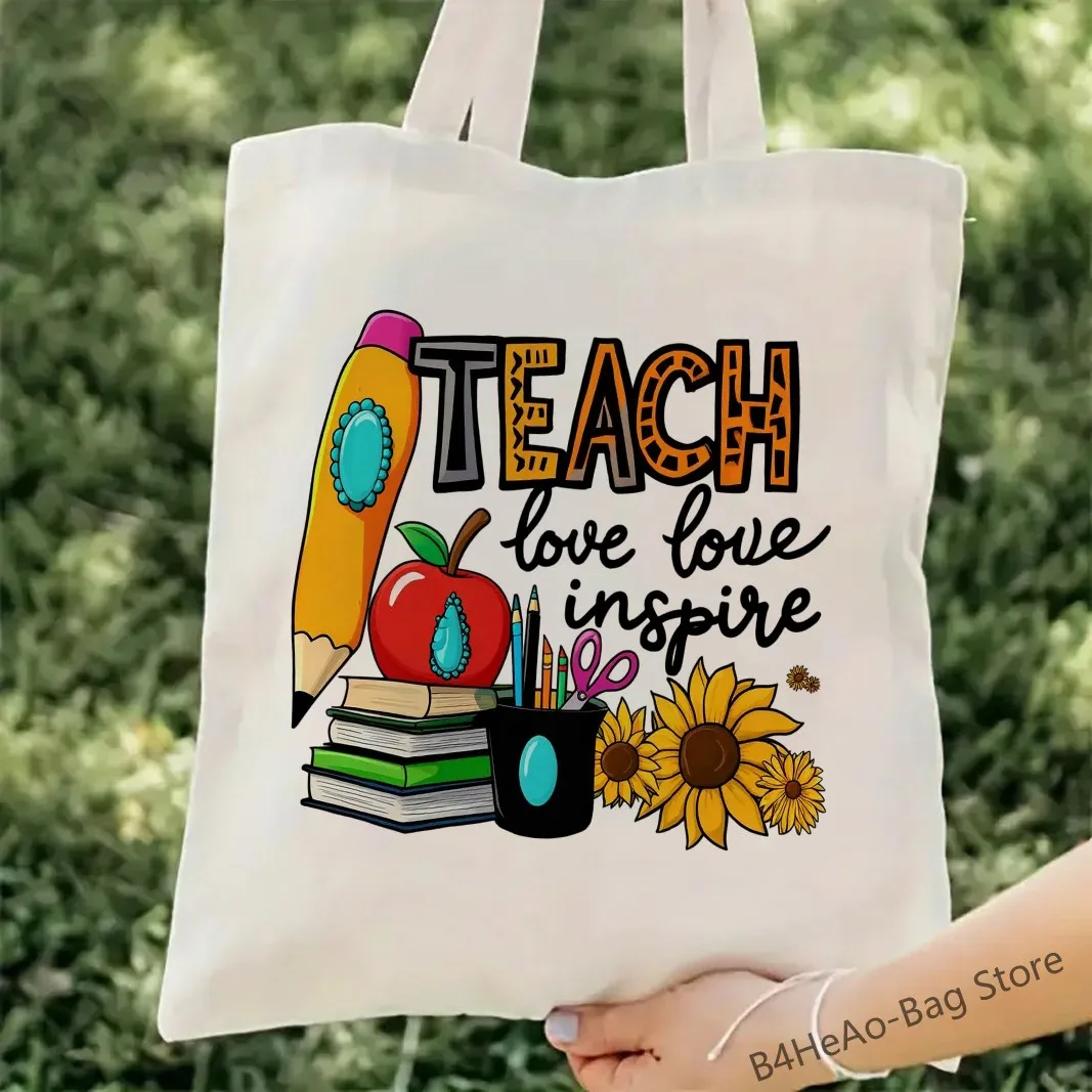 حقائب يد مطبوعة من Teach Love Inspire للنساء من Apple Books Pencil Graphics Tote Bag، هدية للمعلم، حقائب كتف للسفر والشاطئ