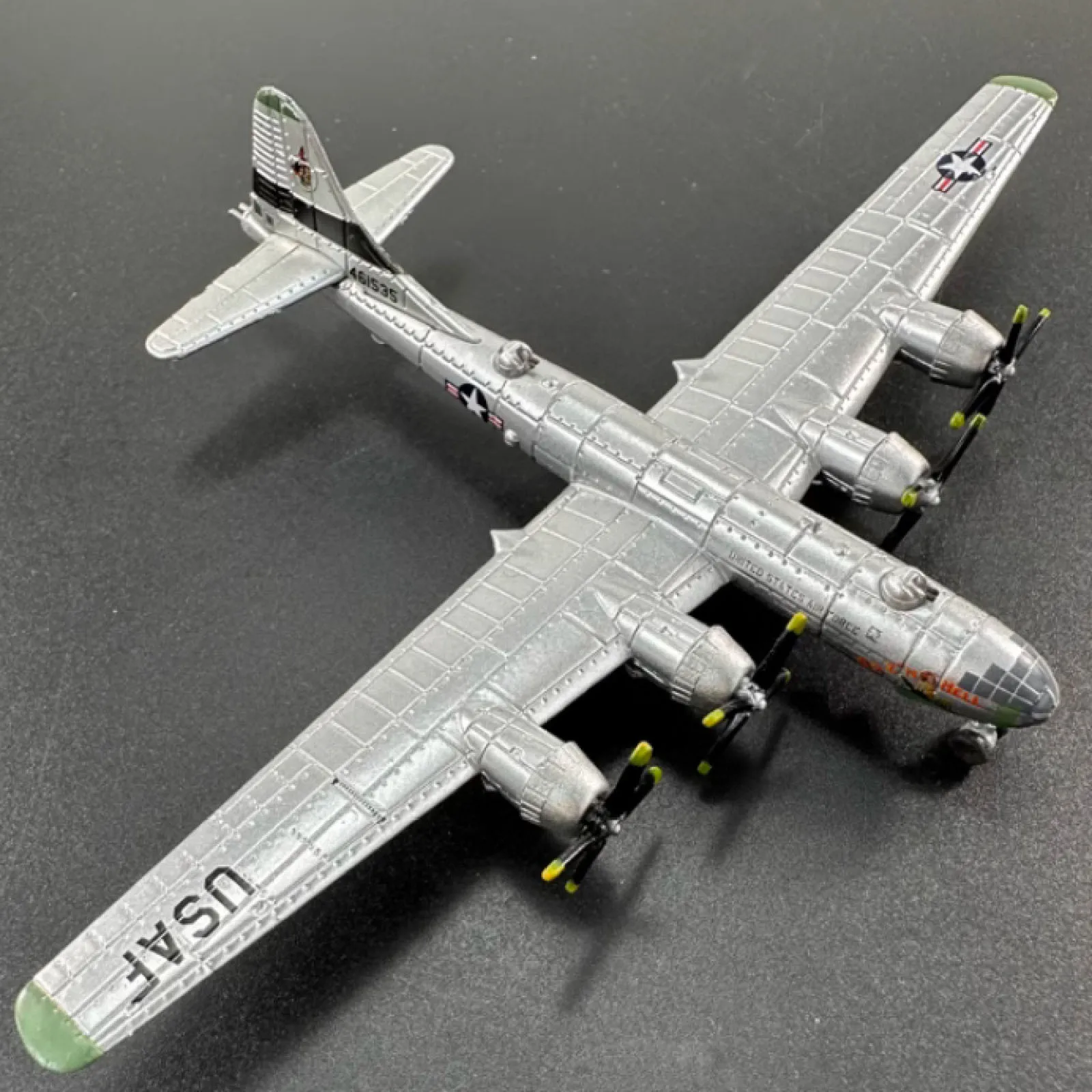 Modelo de avión de aleación de bombardero de fortaleza aérea de superforregación de EE. UU. B29 B-29 a escala 1/300 y misil de plástico para niño pequeño