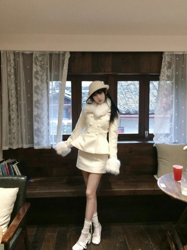 

Комплект из шерстяного пальто и юбки белого цвета с меховым воротником, моющийся или зимний комплект из двух предметов с высокой талией...