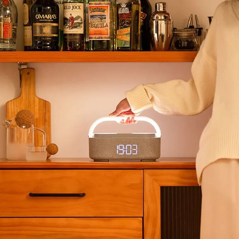 

Перезаряжаемый светодиодный будильник FM-радио с беспроводным зарядным устройством мощностью 15 Вт, динамиком Bluetooth и функцией ночного освещения. Идеи подарков для декора