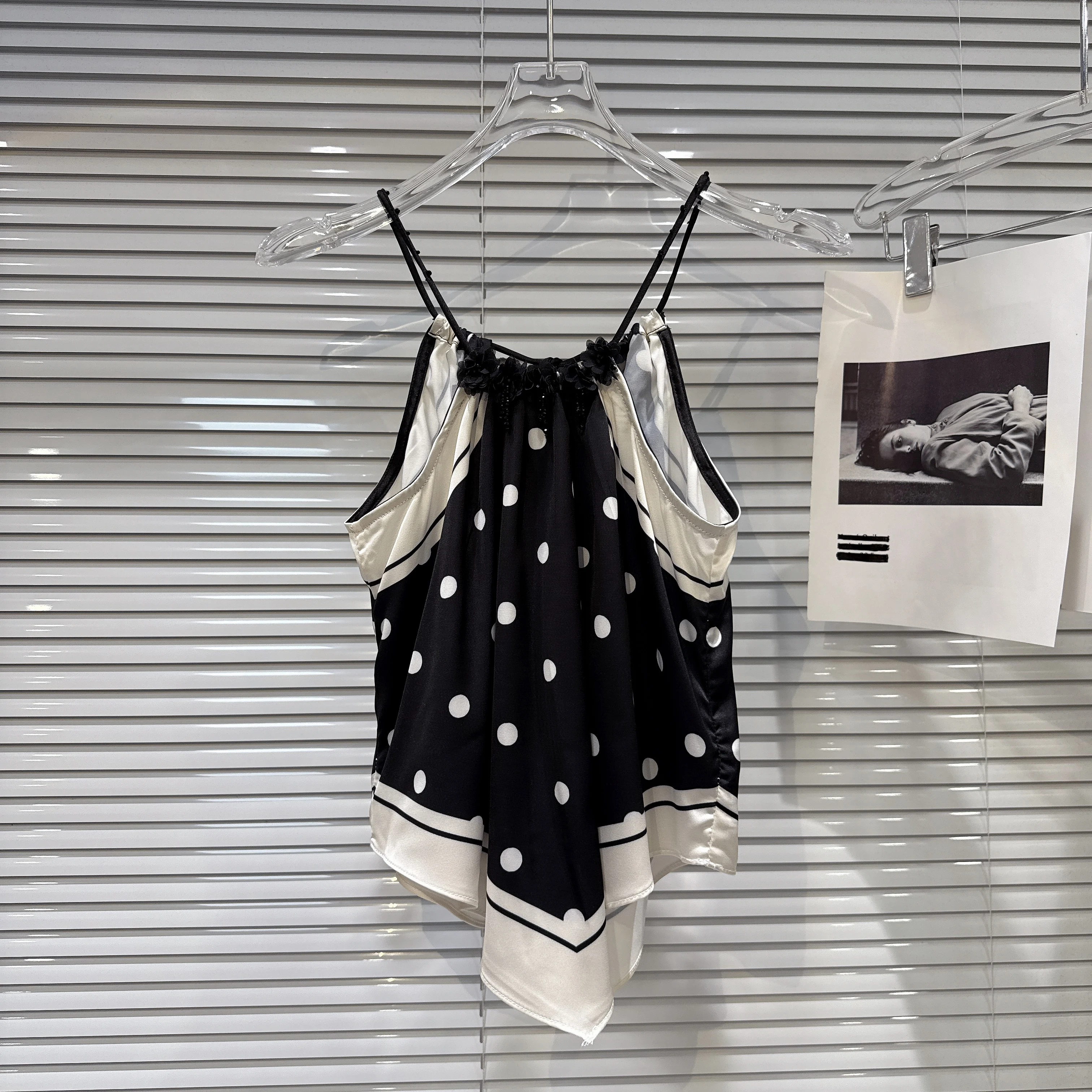 

Absgd 2025 летняя новая мода в стиле отпуска плиссированный цветочный жилет в горошек с лямкой на бретельках для женщин