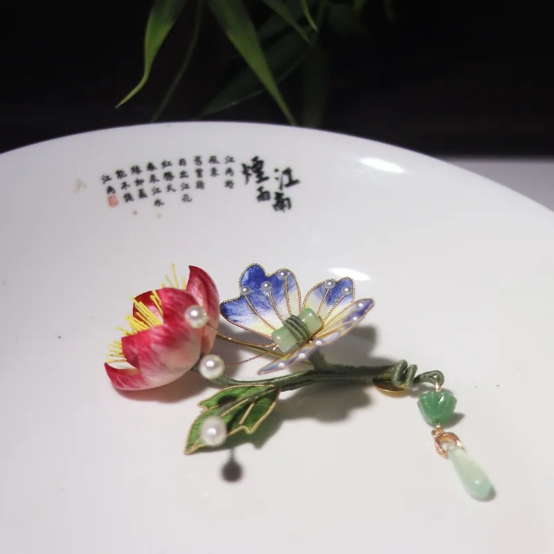 

Брошь-бабочка из бархатного шелка с лотосом и водяной лилией в стиле нематериального культурного наследия, винтажный элегантный аксессуар для Ханьфу и Ципао, изысканный подарок