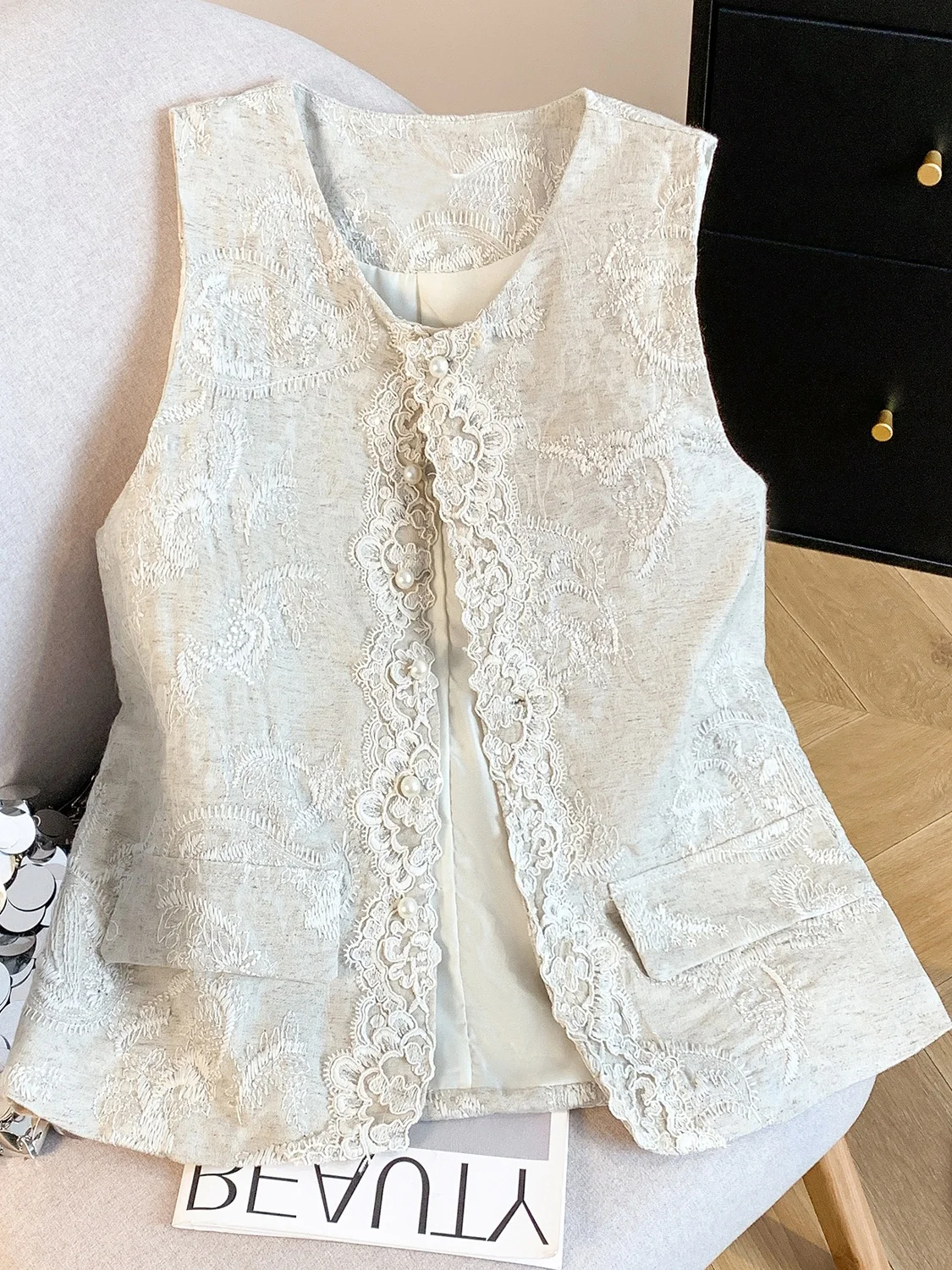 New Chinese Style Heavy Embroidery Pure Color Vest Buttonless Sleeveless round Neck Improved Tang Costume National Spirit Top