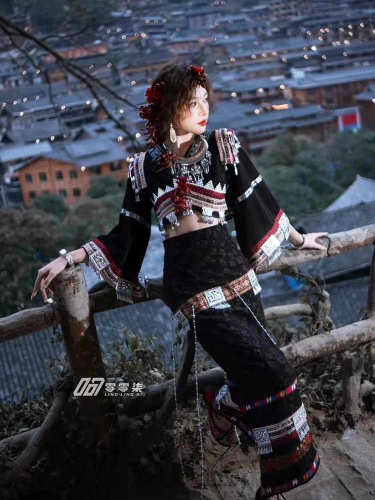 

Ethnic costume for female performance in a foreign land black heavy embroidery top and embossed jacquard skirt