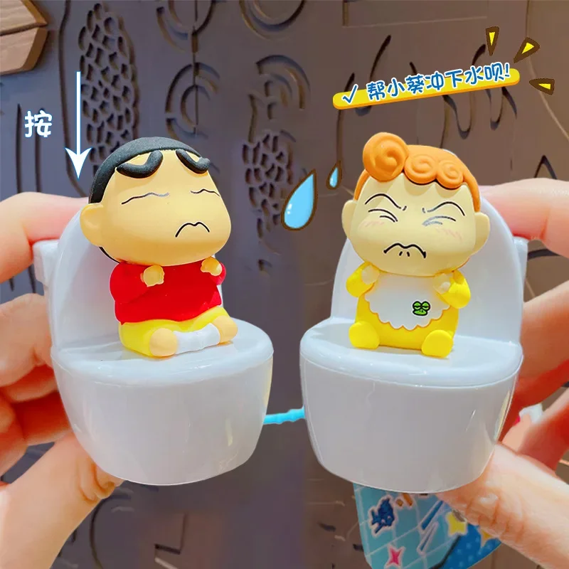 Crayon Shin-Chan การ์ตูนตลกเสียงเปิดใช้งานห้องน้ําพวงกุญแจกระเป๋าเป้สะพายหลังตุ๊กตาจี้พวงกุญแจเครื่องประดับวันหยุดของขวัญสําหรับหญิง