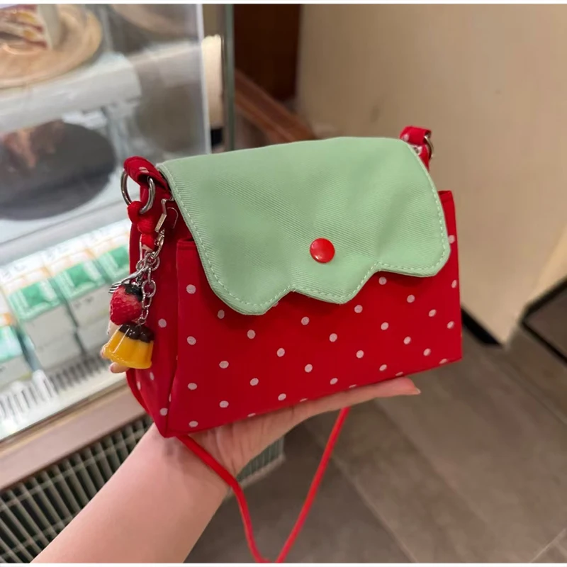 Erdbeerfarbene gepunktete Umhängetasche, leichte, vielseitige Umhängetasche für Pendlerinnen, niedliche Flip-Messenger-Tasche, Mädchen-Geldbörse – Detail 1