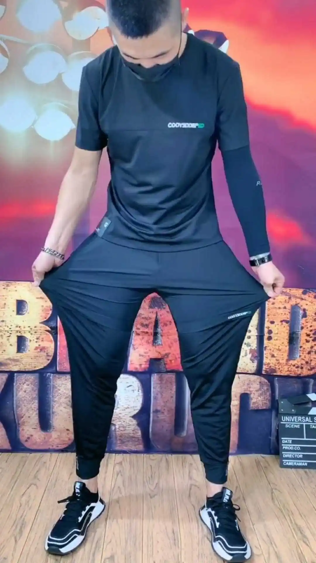 

Летний комплект для мужчин: футболка из ткани с эффектом кондиционирования воздуха и повседневные спортивные брюки. Новинка, модный молодежный стиль.