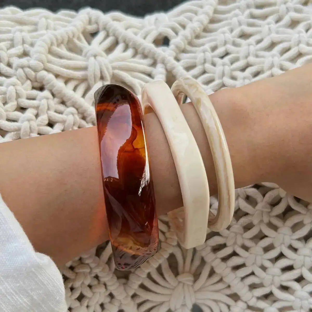 KunJoe 3 أنماط خمر الراتنج الاكريليك غير النظامية الإسورة سوار للنساء أنيقة متعدد الطبقات سحر واسعة الإسورة سيدة مجوهرات هدية