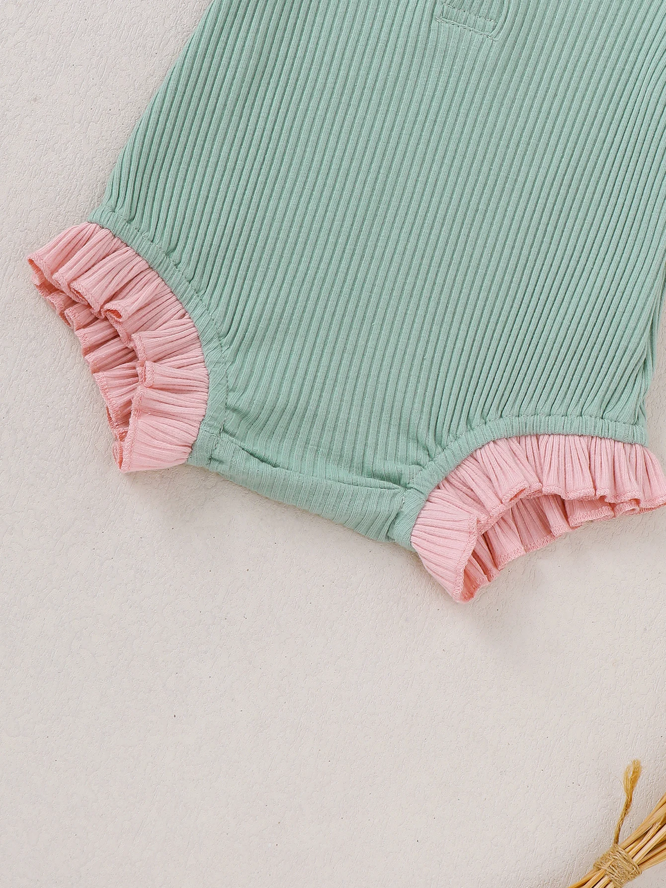 Baby Mädchen Sommer Gestreifter Stoff Kurzarm-Strampler Dreieck-Design Säuglingskleidung Kleinkind-Strampler – Detail 5