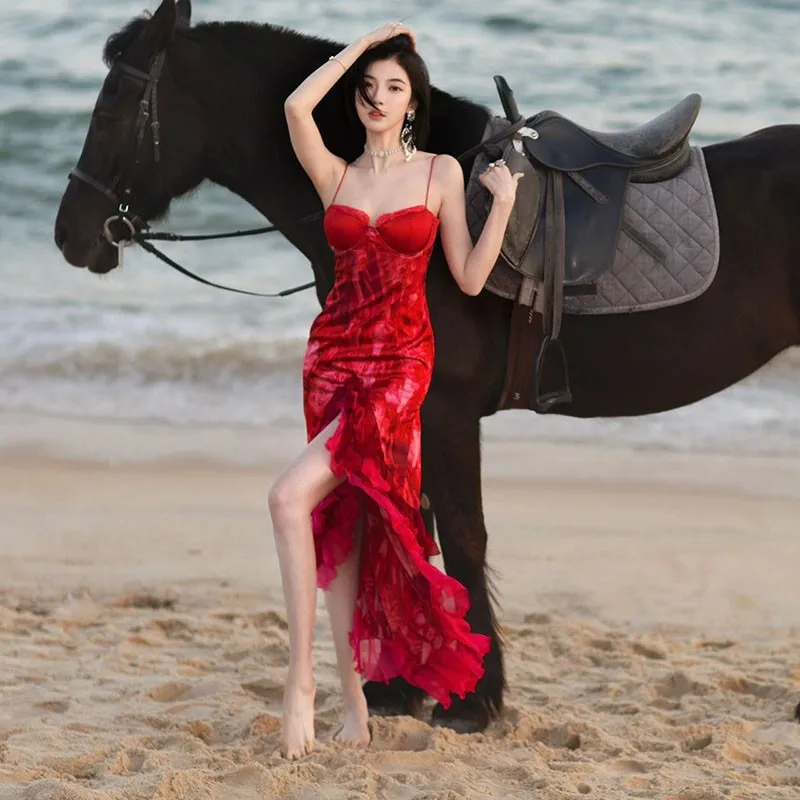 

A new elegant and fishtail dress with an irregular red halter top