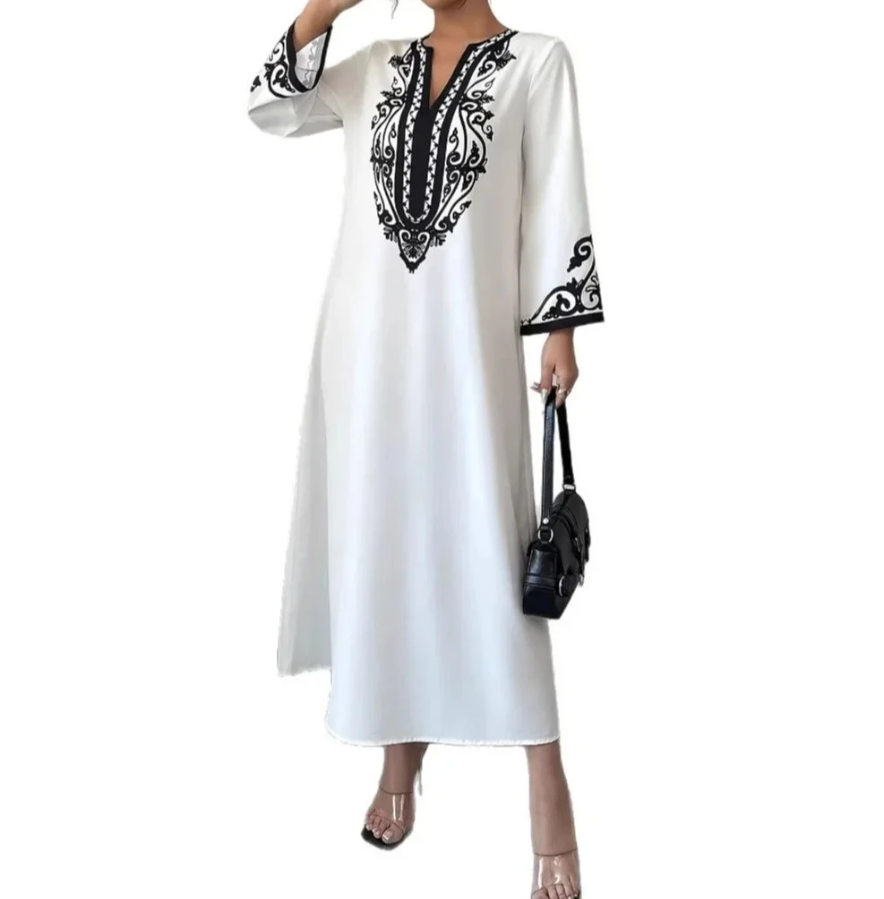 Sukienka damska z dekoltem w serek, długim rękawem, haftem, frędzlami, czarna, długa do kostek, luźna w talii.