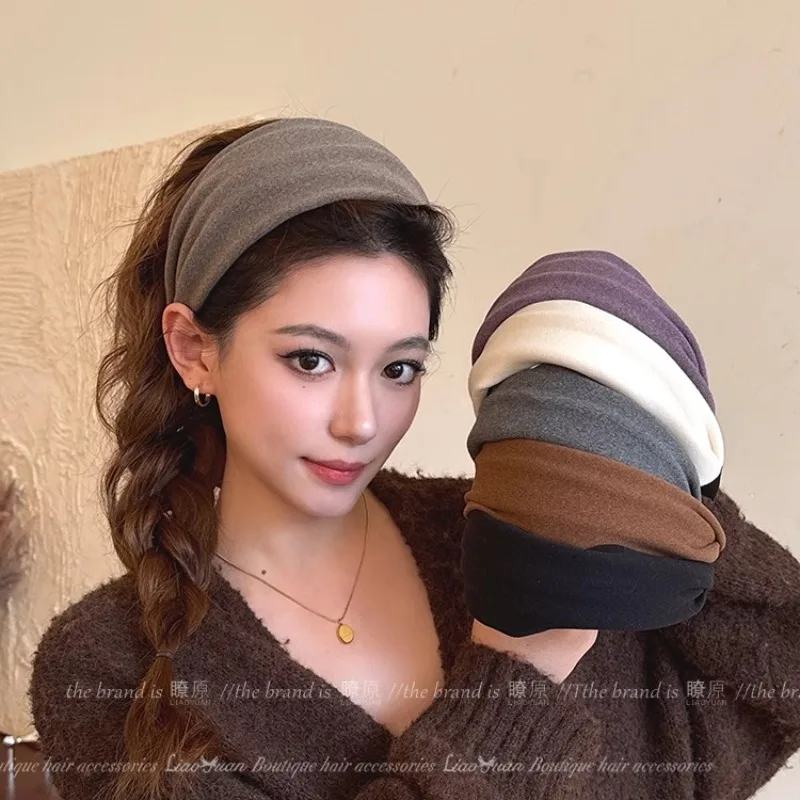 

Женская повязка на голову с широкими полями 2025г