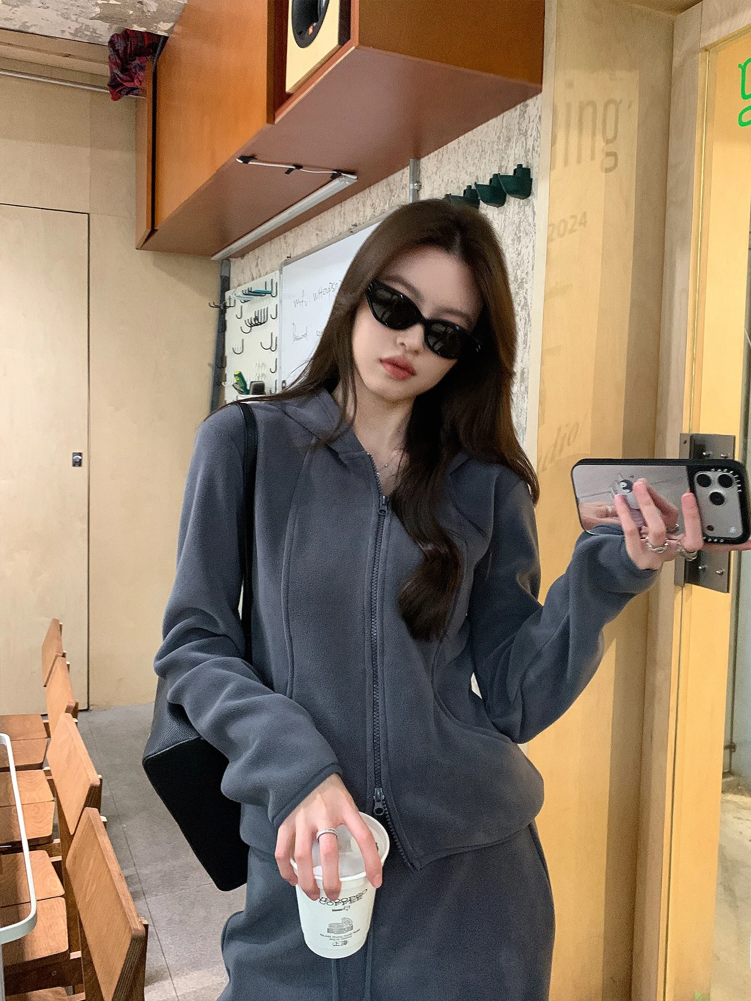 

Комплект для отдыха с подогревом: толстовка с капюшоном из молочного флиса 490 г и широкие брюки. Зимняя женская спортивная одежда.